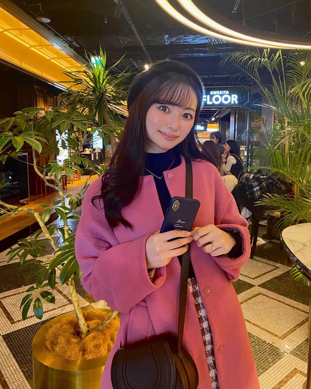 川村まりさんのインスタグラム写真 - (川村まりInstagram)「年の瀬やし！という理由で、毎日これでもか！ってくらい食べてるから、日に日に丸くなっていく。浮腫んでいく。まあいいか✌️  新しいiPhoneケースは　@casetify_jp 文字カスタマイズできるから、誰とも被らん🤍  @CASETiFY #CASETiFY #ShowYourColors #ピンクコーデ #ピンクアウター#ベレー帽#ベレー帽コーデ #ベレー帽女子 #ブラックバッグ#黒バッグ」12月30日 19時07分 - marimari725