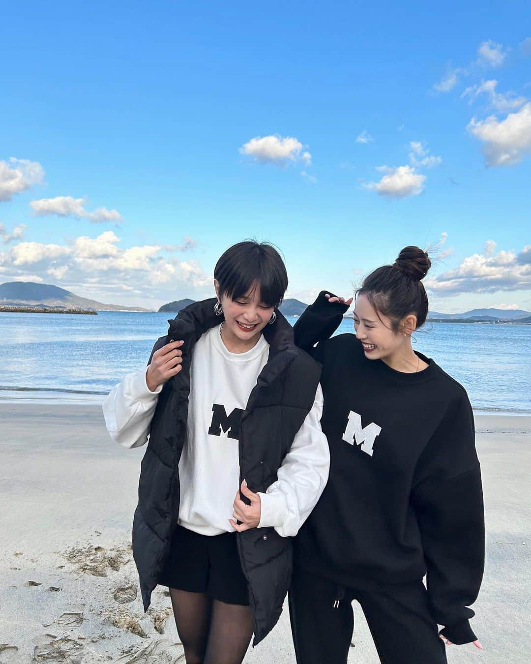 井手口瑞歩さんのインスタグラム写真 - (井手口瑞歩Instagram)「🌊 れなちゃんとおそろいトレーナー🤍🖤 今年もたーくさん楽しい思い出をありがとう！ れなと生きる人生は最高に楽しいよ❤️‍🔥 来年はもっと色んなところに旅行行こうね✌🏻 . tops : @menot_official  bottom : @grl_official  sneaker : @nike  ブランドはタグ付けしてます！ . #grl #grl購入品 #グレイル  #menot #nike #シミラールック #プチプラコーデ #今日のコーデ  #ootd #code #fashion  #みずほしふく #みずほとれな」12月30日 19時58分 - mizuho.04