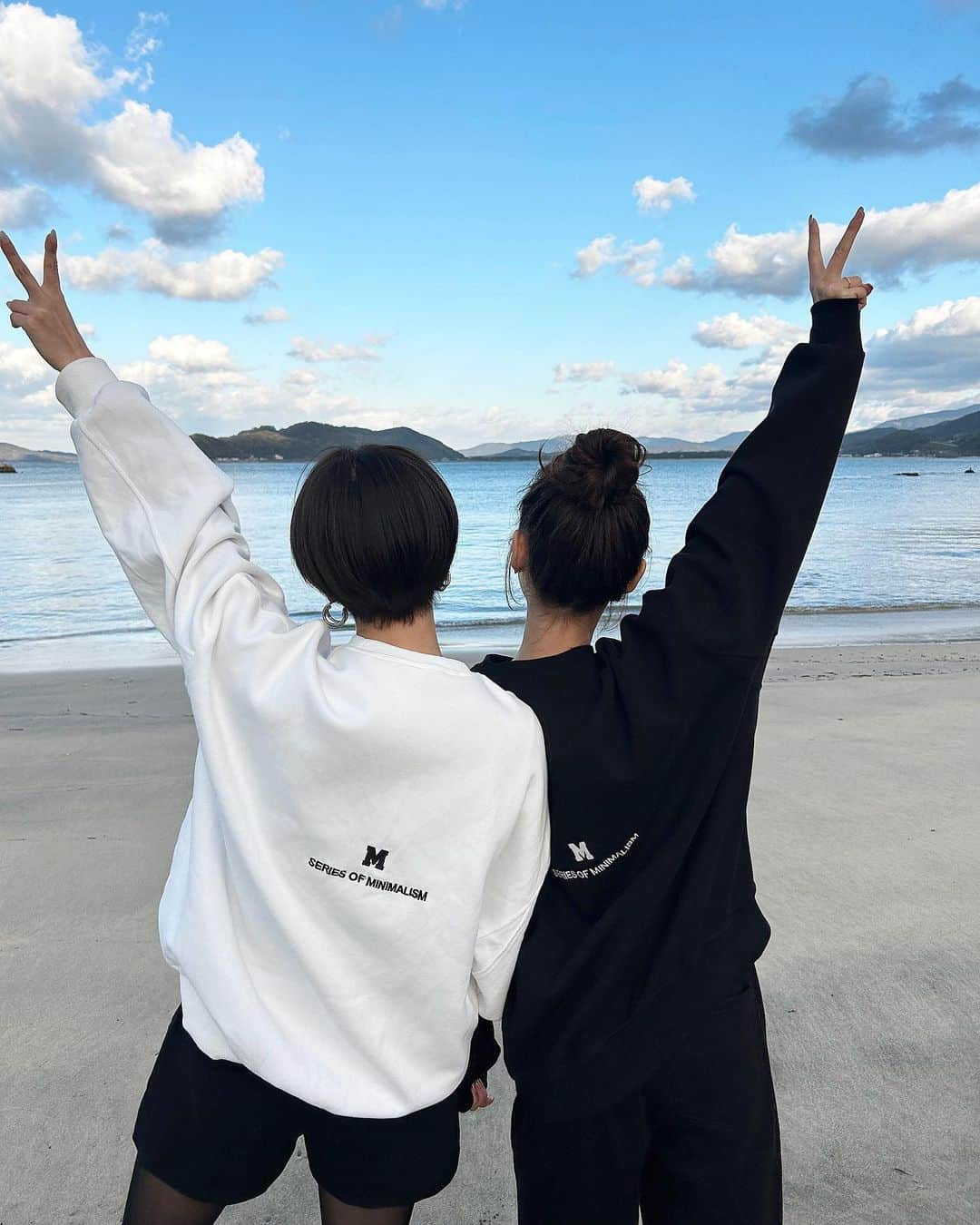 井手口瑞歩さんのインスタグラム写真 - (井手口瑞歩Instagram)「🌊 れなちゃんとおそろいトレーナー🤍🖤 今年もたーくさん楽しい思い出をありがとう！ れなと生きる人生は最高に楽しいよ❤️‍🔥 来年はもっと色んなところに旅行行こうね✌🏻 . tops : @menot_official  bottom : @grl_official  sneaker : @nike  ブランドはタグ付けしてます！ . #grl #grl購入品 #グレイル  #menot #nike #シミラールック #プチプラコーデ #今日のコーデ  #ootd #code #fashion  #みずほしふく #みずほとれな」12月30日 19時58分 - mizuho.04