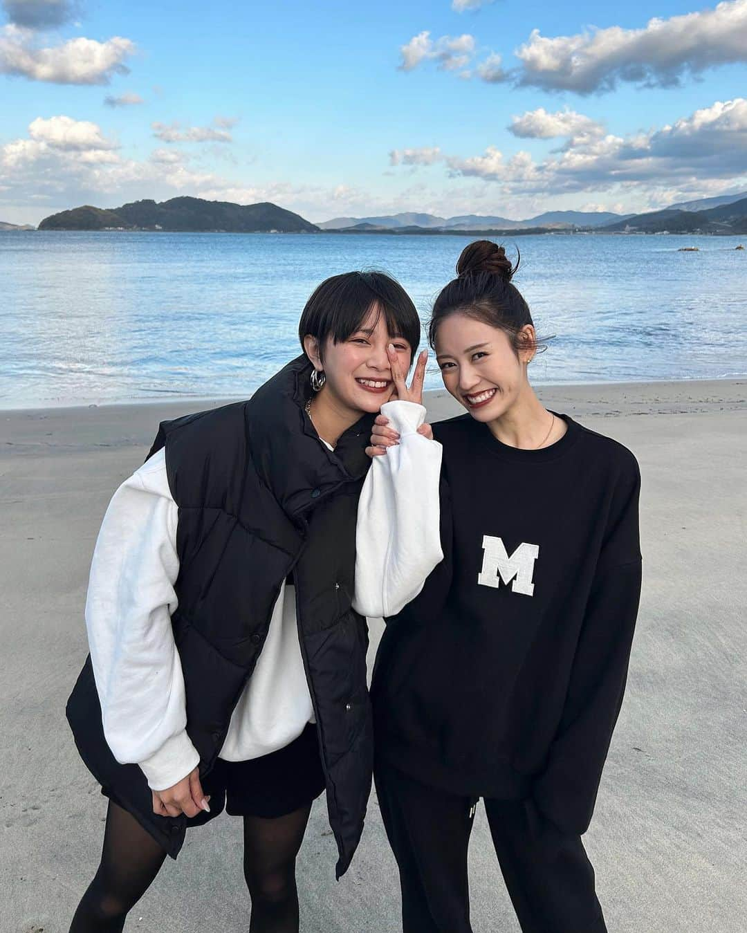 井手口瑞歩さんのインスタグラム写真 - (井手口瑞歩Instagram)「🌊 れなちゃんとおそろいトレーナー🤍🖤 今年もたーくさん楽しい思い出をありがとう！ れなと生きる人生は最高に楽しいよ❤️‍🔥 来年はもっと色んなところに旅行行こうね✌🏻 . tops : @menot_official  bottom : @grl_official  sneaker : @nike  ブランドはタグ付けしてます！ . #grl #grl購入品 #グレイル  #menot #nike #シミラールック #プチプラコーデ #今日のコーデ  #ootd #code #fashion  #みずほしふく #みずほとれな」12月30日 19時58分 - mizuho.04