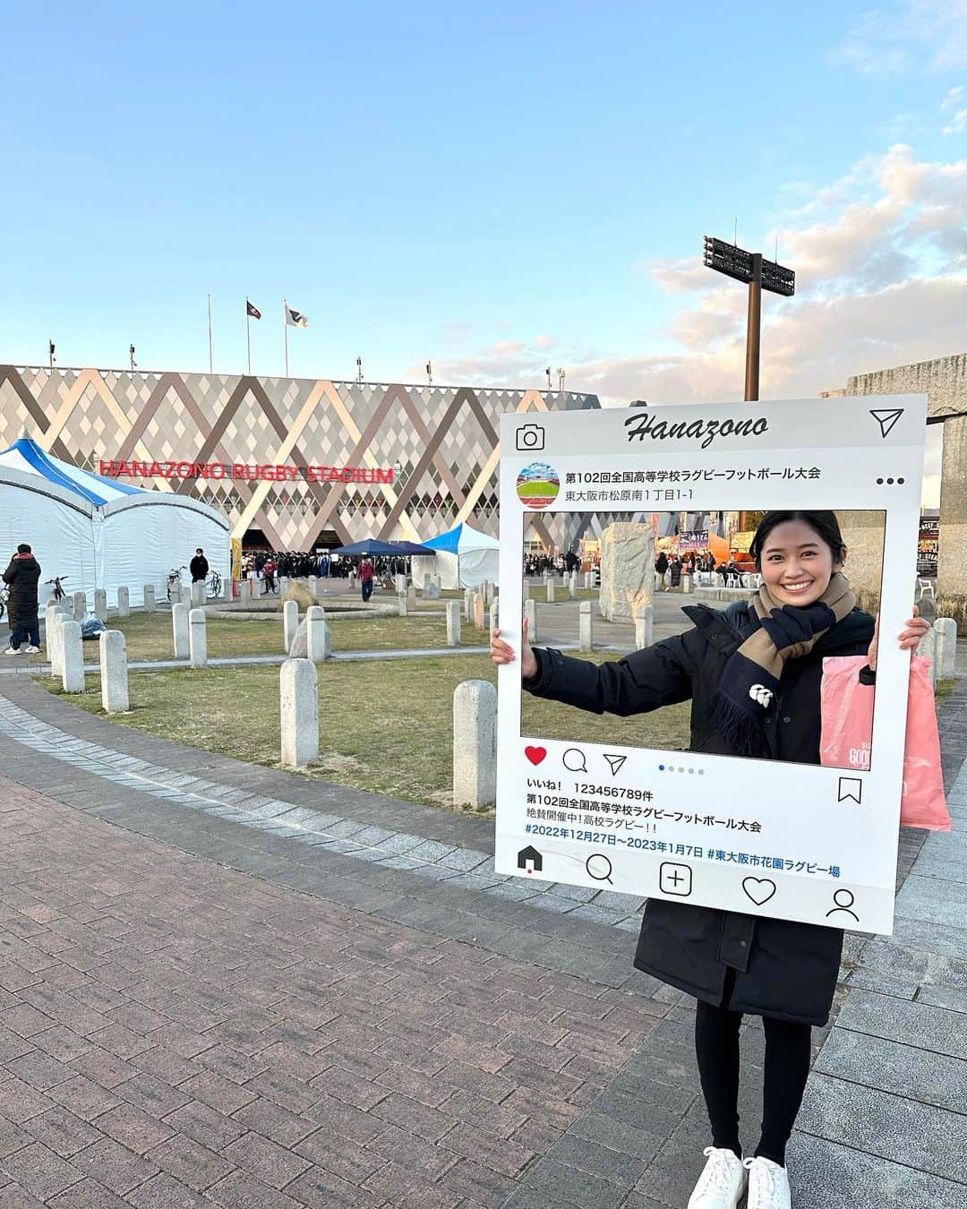 浅野杏奈さんのインスタグラム写真 - (浅野杏奈Instagram)「初！花園👏🏻 全国高校ラグビー大会を観戦するために！聖地花園を訪れました😉  東花園はラグビーの街！ とは聞いていたのですが ここまでラグビー愛全開の街とは、、最高です🫶🏻  高校ラグビーも初めて生で観戦！ 花園の地を踏むまで各地で勝ち抜き、この瞬間に全力をかける選手の皆さんの姿が素敵でした😭 第二と第三グラウンドが プレーしているのと同じ高さから地続きで見られるのも新鮮で、迫力抜群💥💥  観客の声に対して盛り上げるチームもあり、応援の仕方と応え方にそれぞれの色があって、また面白かったです📣  現場では、たくさんの方にお会いできました☺️嬉しかったー！  #花園ラグビー場  #高校ラグビー」12月30日 20時26分 - this.is.anna_box