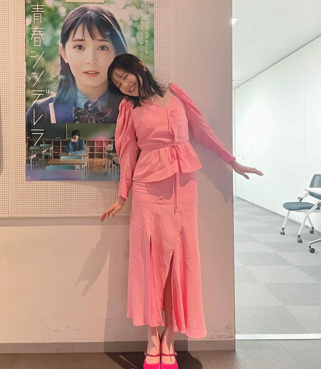 久間田琳加さんのインスタグラム写真 - (久間田琳加Instagram)「2022年最後の衣装写真🤳♡ りんか丈もたくさん着ました〜！ そして、 今年も1年ありがとうございました🌼 色んな写真を見返してしまうほど、笑顔たくさんの年になった気がします☺️ あっという間で、今までで1番短く感じました！！ みなさんはどんな年になりましたか？？ 良いお年をお迎えください🐰🎍 #2022 #りんか丈」12月30日 21時59分 - rinka_kumada0223