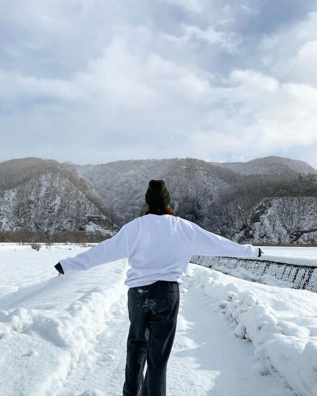 滝沢カレンさんのインスタグラム写真 - (滝沢カレンInstagram)「みなさん、こんばんは。  隙間ない11月が始まったとおもったら、 静かに慌てる12月がやってきて、毎日時間だけには先越されないように早歩きしていたら、  2022年もほんとうあとは31日に繋ぐ今日になりました☺️  そんな嬉しかたない年末🌬  振り返って事細かく反省するのも乗り気になれない私の性格は、既に2023が楽しみです😂  今年は今年の私がじっくり経験してくれたので、もういいとしてます🗓  12月の細道にあった隙間で、 実は雪を見に行かせていただきました❄️  冬の雪を見たい理由は、冬の映画にしょっちゅう登場してくるからです。  大好きな冬映画はたくさんありますが、 いつも主人公は雪の中で親しみ深い冬を味わっているんです。  白い世界への憧れを叶えることができました✨  雪はお人好し風に空から音もなくやってきて、 地面に根強い縄張りを見せていきます。  なんだろう。  やってきた姿と、居座る姿にはおおきな違いがあるんですね😅  乗っかりようのない、細い枝一本も見逃すことなく、器用に居座りという名の積もりを始めていくようでした☃️  でもそれを後からやってきた私の目には美しく、木々は一年の総力でおめかししてくれて、地面は極上のカーペットを敷いてくれて楽しませてくれるように感じます✨✨✨  でも太陽の熱によって、誰にも気付かれないように最後は涙みたいになって姿を消してしまう。  冬にしか会えない貴重な貴重な夢  そんな冬にしかやってきてくれない雪に今年は会いに行けたことが幸せでした☺️  2023も私の目にたくさんの景色を映してあげたいなと思います💕  2022年お世話になった方、 ここの文を読んでくださっている方、 誠にありがとうございました❄️✨  明日31日は日本テレビさんにて、初めて年越し生放送にお邪魔致しますので、よろしくお願いします🙇🏼‍♀️✨」12月30日 23時44分 - takizawakarenofficial