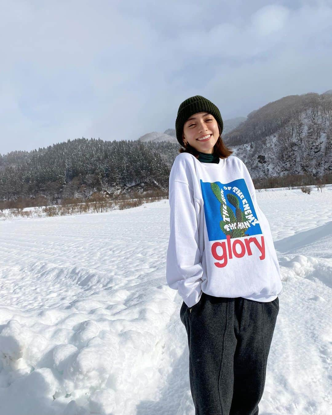 滝沢カレンさんのインスタグラム写真 - (滝沢カレンInstagram)「みなさん、こんばんは。  隙間ない11月が始まったとおもったら、 静かに慌てる12月がやってきて、毎日時間だけには先越されないように早歩きしていたら、  2022年もほんとうあとは31日に繋ぐ今日になりました☺️  そんな嬉しかたない年末🌬  振り返って事細かく反省するのも乗り気になれない私の性格は、既に2023が楽しみです😂  今年は今年の私がじっくり経験してくれたので、もういいとしてます🗓  12月の細道にあった隙間で、 実は雪を見に行かせていただきました❄️  冬の雪を見たい理由は、冬の映画にしょっちゅう登場してくるからです。  大好きな冬映画はたくさんありますが、 いつも主人公は雪の中で親しみ深い冬を味わっているんです。  白い世界への憧れを叶えることができました✨  雪はお人好し風に空から音もなくやってきて、 地面に根強い縄張りを見せていきます。  なんだろう。  やってきた姿と、居座る姿にはおおきな違いがあるんですね😅  乗っかりようのない、細い枝一本も見逃すことなく、器用に居座りという名の積もりを始めていくようでした☃️  でもそれを後からやってきた私の目には美しく、木々は一年の総力でおめかししてくれて、地面は極上のカーペットを敷いてくれて楽しませてくれるように感じます✨✨✨  でも太陽の熱によって、誰にも気付かれないように最後は涙みたいになって姿を消してしまう。  冬にしか会えない貴重な貴重な夢  そんな冬にしかやってきてくれない雪に今年は会いに行けたことが幸せでした☺️  2023も私の目にたくさんの景色を映してあげたいなと思います💕  2022年お世話になった方、 ここの文を読んでくださっている方、 誠にありがとうございました❄️✨  明日31日は日本テレビさんにて、初めて年越し生放送にお邪魔致しますので、よろしくお願いします🙇🏼‍♀️✨」12月30日 23時44分 - takizawakarenofficial