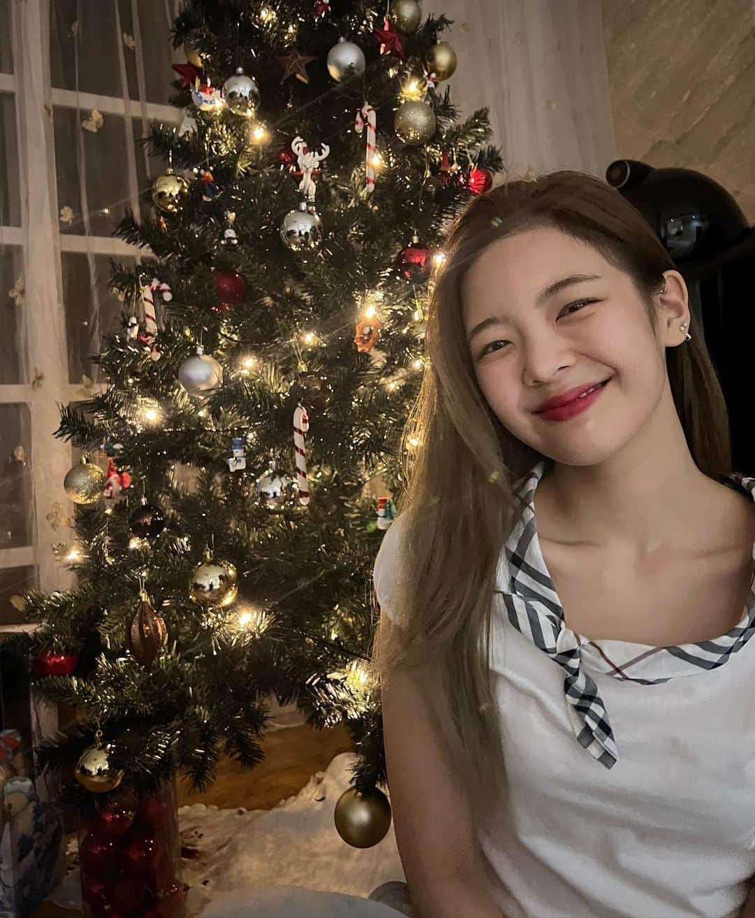 ITZYさんのインスタグラム写真 - (ITZYInstagram)「Christmas memories spent with your loved ones stay in your heart for a long time❤️ That’s why we're always singing about last Christmas😉」12月30日 23時57分 - itzy.all.in.us