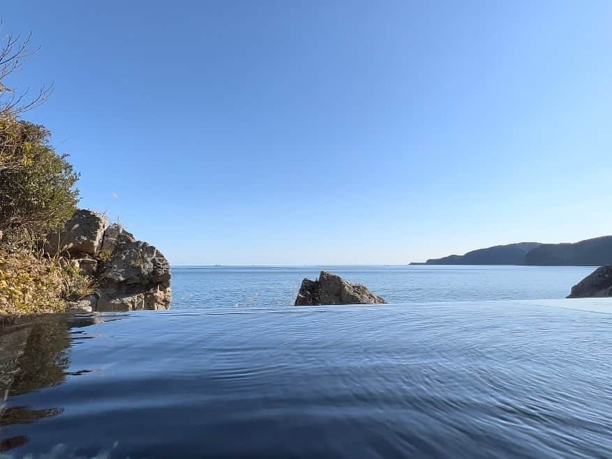 茜さやさんのインスタグラム写真 - (茜さやInstagram)「和歌山県串本で景色に感動した温泉♨️  インフィニティプールじゃ無くてインフィニティ温泉！！笑  言葉じゃ表せないくらい綺麗で開放的なので是非一度行ってみてください☺️  #和歌山　#串本　#弘法湯　#温泉　#露天風呂　#家族風呂　#客室露天風呂　#和歌山観光 #和歌山温泉　#onsen #hotspring #hotsprings #wakayama」12月30日 23時57分 - saya.akane