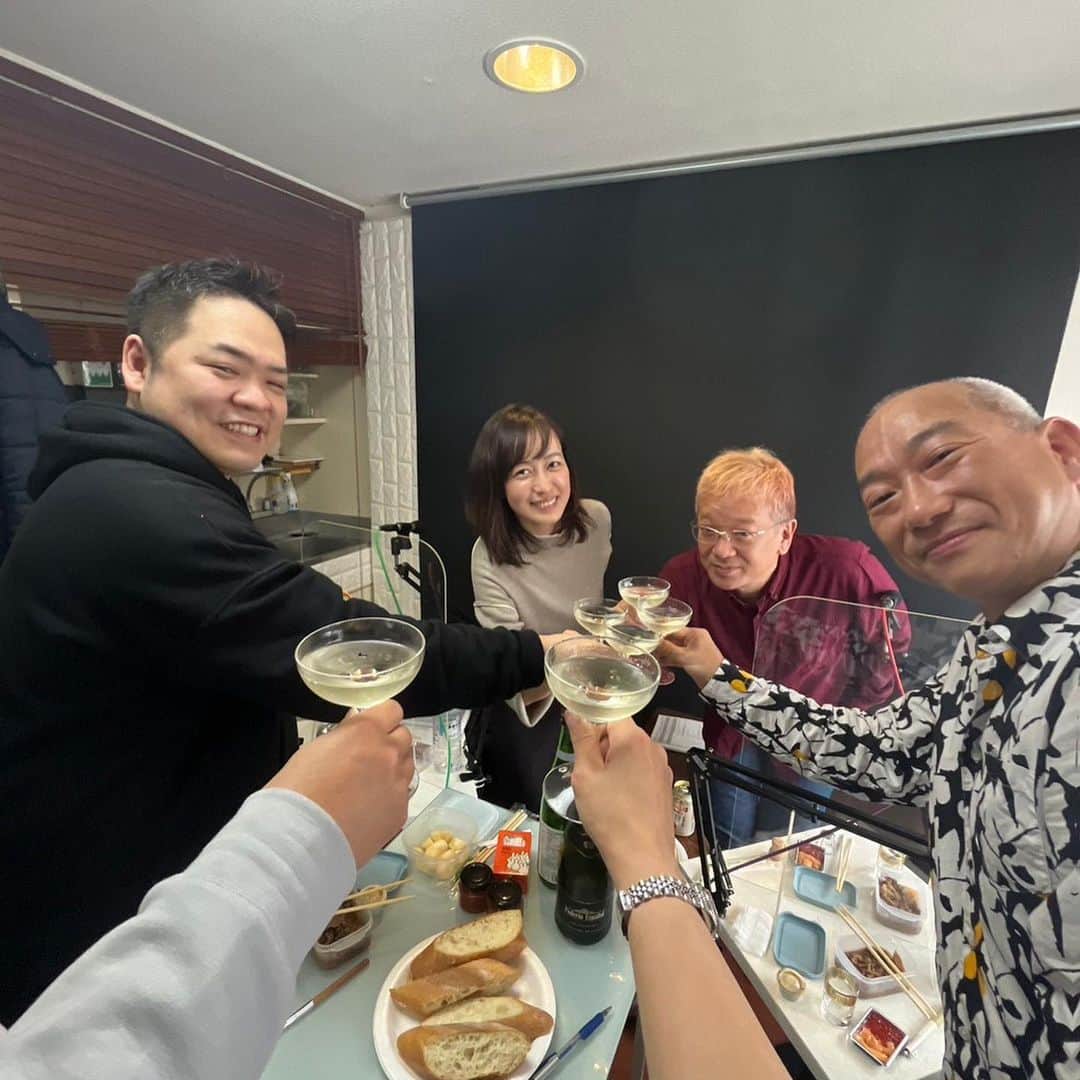及川奈央さんのインスタグラム写真 - (及川奈央Instagram)「今年最後の #TokyoStarRadio #おめおじゃ 収録でした。 ゲストには、梅さんとヤマちゃんのお友達である  #銀座ゲイバーMu のママ、タクミさんをお招きしました。  ヤマちゃんのお誕生日お祝いもあり、 (オンエア的には新年ですが)忘年会も兼ねて おつまみはそれぞれが持ち寄り、色々なお酒をいただきました。  夕方からは #なおチャンネル の生配信へ。 18:30~20:00まで全体公開、 20:30~22:00までメンバー限定配信でした。  これにて2022年もお仕事納め。  本年もお世話になった皆々様、誠にありがとうございました。 佳いお年をお迎えください。 どうか2023年が明るい一年でありますように。」12月31日 0時23分 - naooikawa