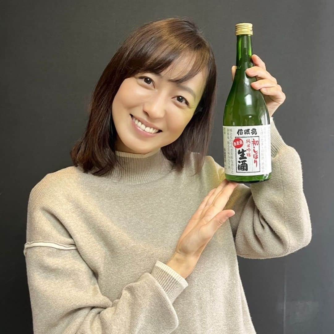 及川奈央さんのインスタグラム写真 - (及川奈央Instagram)「今年最後の #TokyoStarRadio #おめおじゃ 収録でした。 ゲストには、梅さんとヤマちゃんのお友達である  #銀座ゲイバーMu のママ、タクミさんをお招きしました。  ヤマちゃんのお誕生日お祝いもあり、 (オンエア的には新年ですが)忘年会も兼ねて おつまみはそれぞれが持ち寄り、色々なお酒をいただきました。  夕方からは #なおチャンネル の生配信へ。 18:30~20:00まで全体公開、 20:30~22:00までメンバー限定配信でした。  これにて2022年もお仕事納め。  本年もお世話になった皆々様、誠にありがとうございました。 佳いお年をお迎えください。 どうか2023年が明るい一年でありますように。」12月31日 0時23分 - naooikawa