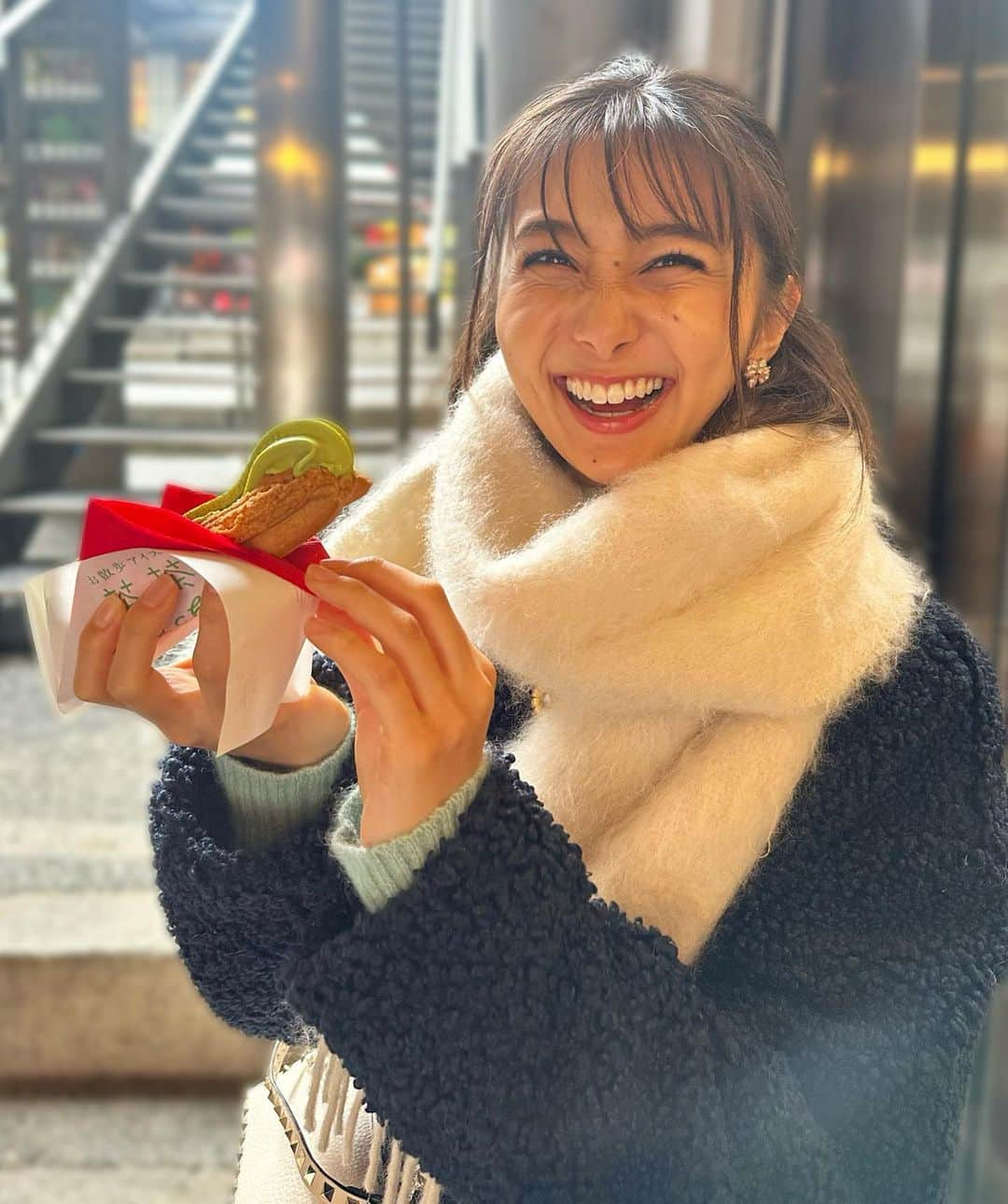 近藤夏子さんのインスタグラム写真 - (近藤夏子Instagram)「. 　 おはようございます🧡 　  　 ２０２２年はスポーツに沢山関われた年でした！ ４月からS☆1 を担当し始めて 取材もたくさん行けて 世界陸上で現地取材。 そしてホノルルマラソンにてフルマラソン初挑戦！ 大好きなスポーツに関われて ずっとずっと楽しい、学ぶことだらけの１年でした。 優しいスタッフさん、先輩方に囲まれて みんなに助けてもらってなんとか乗り越えられました🥺 ありがとうございました🤍  そして２０２３年はニューイヤー駅伝からスタート✨ 　  ０７：３０〜 ニューイヤー駅伝💛  「直前枠MC・リポート・優勝インタビュー」を担当します！ 見てください！ 晴れ着を着させて頂きますっ。 　  　 ２０２３年は WBC、世界陸上、アジア大会、MGCとスポーツイベント盛りだくさん！ ひとつでも多くのことを吸収して、成長していきます！！  そして たくさん働いて、たくさん笑って、たくさん食べて 毎日が充実した日々になりますように😊  　 ニューイヤー駅伝✨ ２０２３年最初の日本一が決まります。 お楽しみに🫶🏻💗  　 . #ニューイヤー駅伝 #tbsスポーツ #ニューイヤー駅伝2023」12月31日 9時34分 - kondokako0804