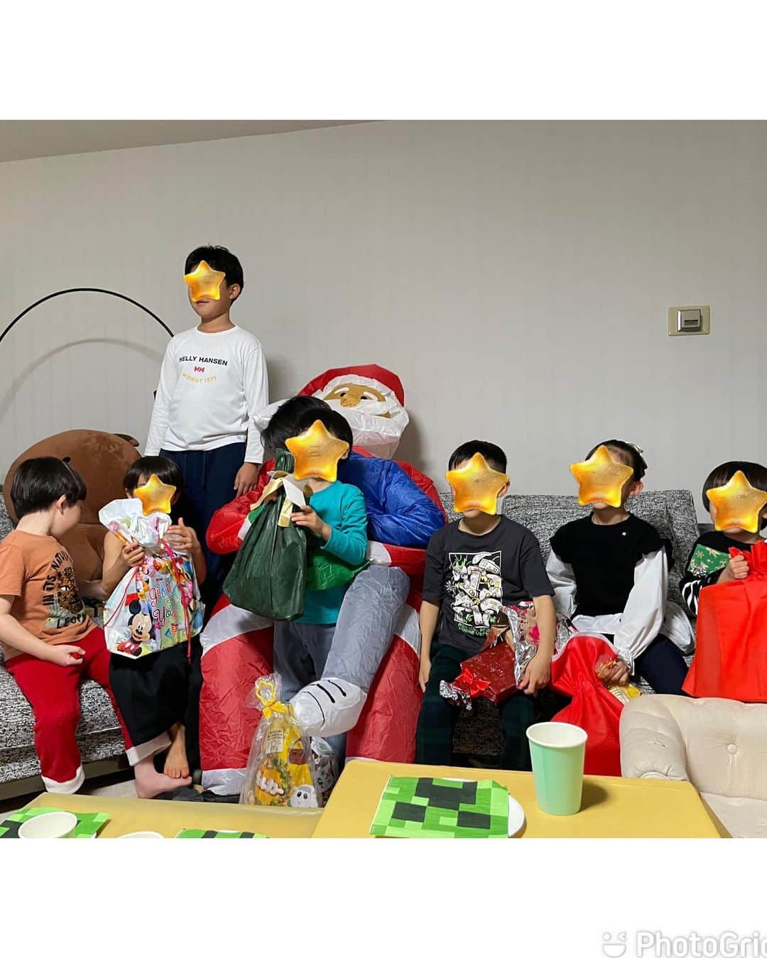 川村ひかるさんのインスタグラム写真 - (川村ひかるInstagram)「❤︎ 思い出のクリスマス🎄  スクールのお友達とプレゼント交換🎁 ママパパも楽しかった🥂 3枚目の写真は息子らしくて好き❤︎ どこでも仕切りたがる人👦  #守備録  #2022クリスマス」12月31日 9時48分 - hikaru.kawamura