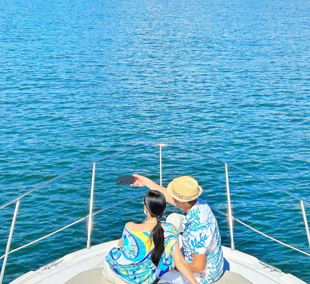 アンミカさんのインスタグラム写真 - (アンミカInstagram)「バカンス五日目は、ハワイのハーバーからクルーズ🛥を楽しみましたよ☺️  とても素敵なご夫妻のご招待で、風も穏やかで天気も良く、素敵な方々と最高に気持ち良いクルーズとなりました😍🛥  @captainbrucehawaii 様、ありがとうございました❣️❣️❣️  旦那様と私は海と船と空に映えるブルー＆ホワイトのコーデで💙🤍  夫はシーボブに夢中に！人魚のように波と海の中をスイスイと動いて楽しそうでした🌊🏊  さて、本日12/31(土)は  ・12:00〜12:55  TOKYO MX 【土曜はカラフル!!!】  ・14:15〜15:15 フジテレビ 【VS魂グラデーション】  ・23:55〜24:00 NHK Eテレ 【年越しをご一緒にスペシャル〜ネコササイズ】 に出演です。　お時間許す方は是非ご覧下さいませ❣️  トップス　　　　@emiliopucci  短パン　　　　　@zara  ジュエリー　　　@abiste_official  サングラス　　　@gucci」12月31日 11時52分 - ahnmikaofficial