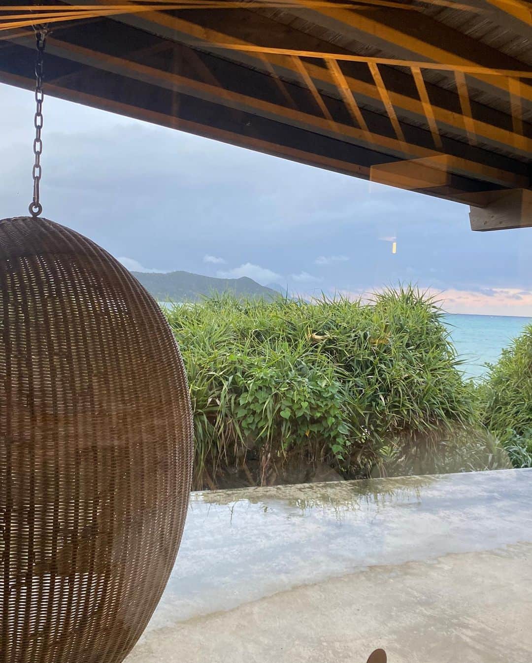 黒澤詩音さんのインスタグラム写真 - (黒澤詩音Instagram)「#奄美大島 🏝  お休みをいただいて、島旅へ。  旅行中は、原田マハさんの"さいはての彼女"をお供に。 本と共に旅する幸せ。  30歳を迎えるまでにしたいことの一つだった一人旅。  したいと漠然と思っていたけれど、踏み切るきっかけがずっとなかったのですがいいものでした。同じように思いながらも行動に移せてない方がいたら是非。  地方ロケへ行くと1人で観光とかする派ではあったのですが、1人で島はまた違った経験！  1ヶ月に3日ほどしか、晴れないような季節にすっかり晴れてるのは島に迎えられてるんだよと言われて幸せな気持ちに。  ガイドさんをお願いしたので島を満喫しつつ、海と星空と自然の力でリフレッシュ。 島についてから思いつきでガイドさんに頼んだのですが素敵な島んちゅの方で色々島について学ばせていただきました✨ 同じガイドさんに頼んでた1人旅同士みんなでランチもしたり、島んちゅの温かさを感じましたよ。  ひとり旅はメンタルを高めるとも言われています。  自己肯定感を養い、自分自身のアップデートになる時間でした。 自然の中に身を置くことがやはり私にとって大切な時間！  私の大好きな茨木のり子さんの詩に、  ぱさぱさに乾いてゆく心を ひとのせいにはするな みずから水やりを怠っておいて  という一節があります。 まさに心に水やりをするような、自然の中で自分との対話時間になりました🌙  #奄美大島 #trip #amamioshima #amami #一人旅 #一人旅女子  #マングローブカヌー #sup #旅行」12月31日 12時02分 - shionkurosawa_official