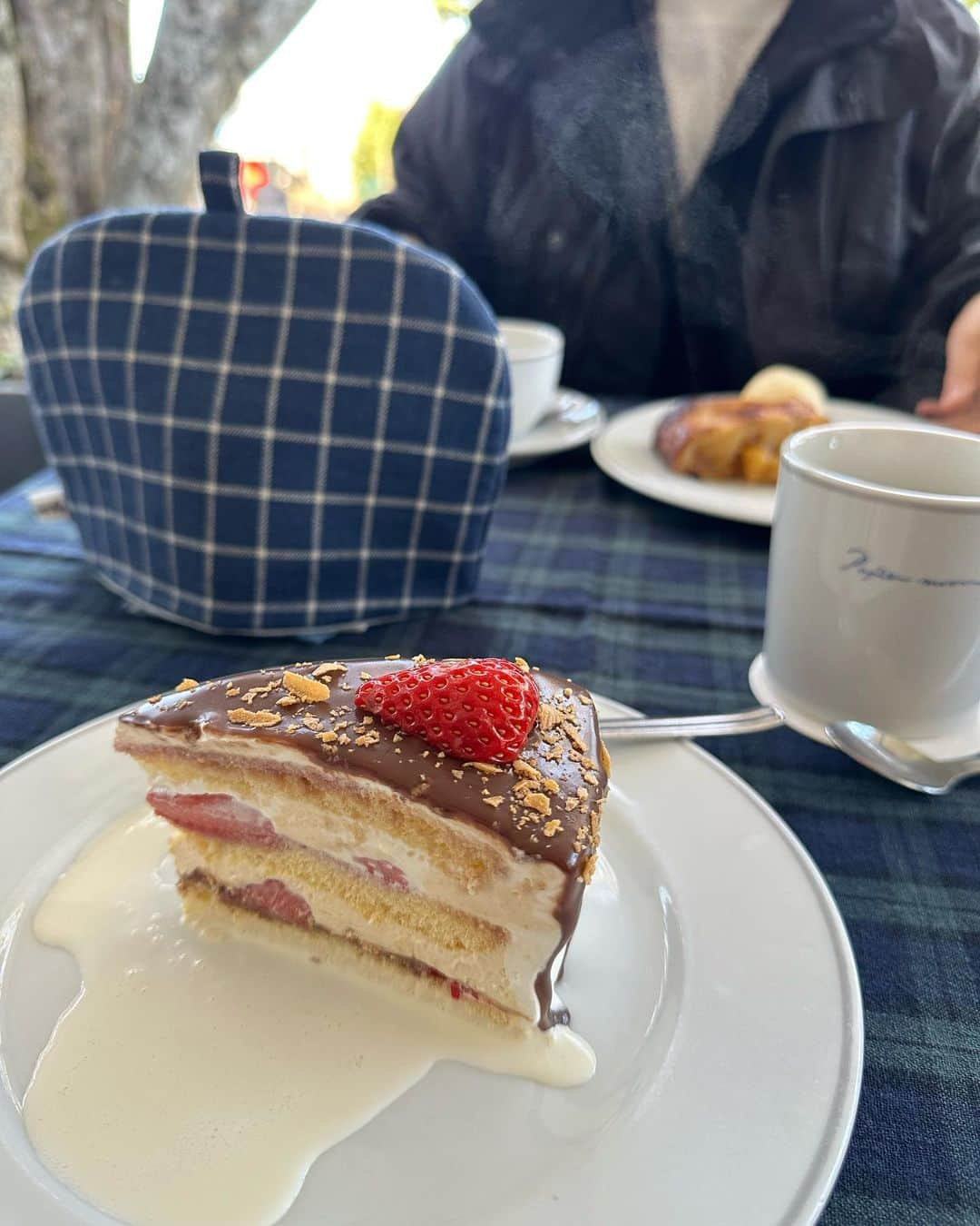 鎮西寿々歌さんのインスタグラム写真 - (鎮西寿々歌Instagram)「ここのケーキめちゃくちゃ美味しい んだけど、これは格別だった🍓 期間限定…♡♡  #papermoon  #山梨 #山梨カフェ #山中湖」12月31日 12時08分 - tarasuzuka24