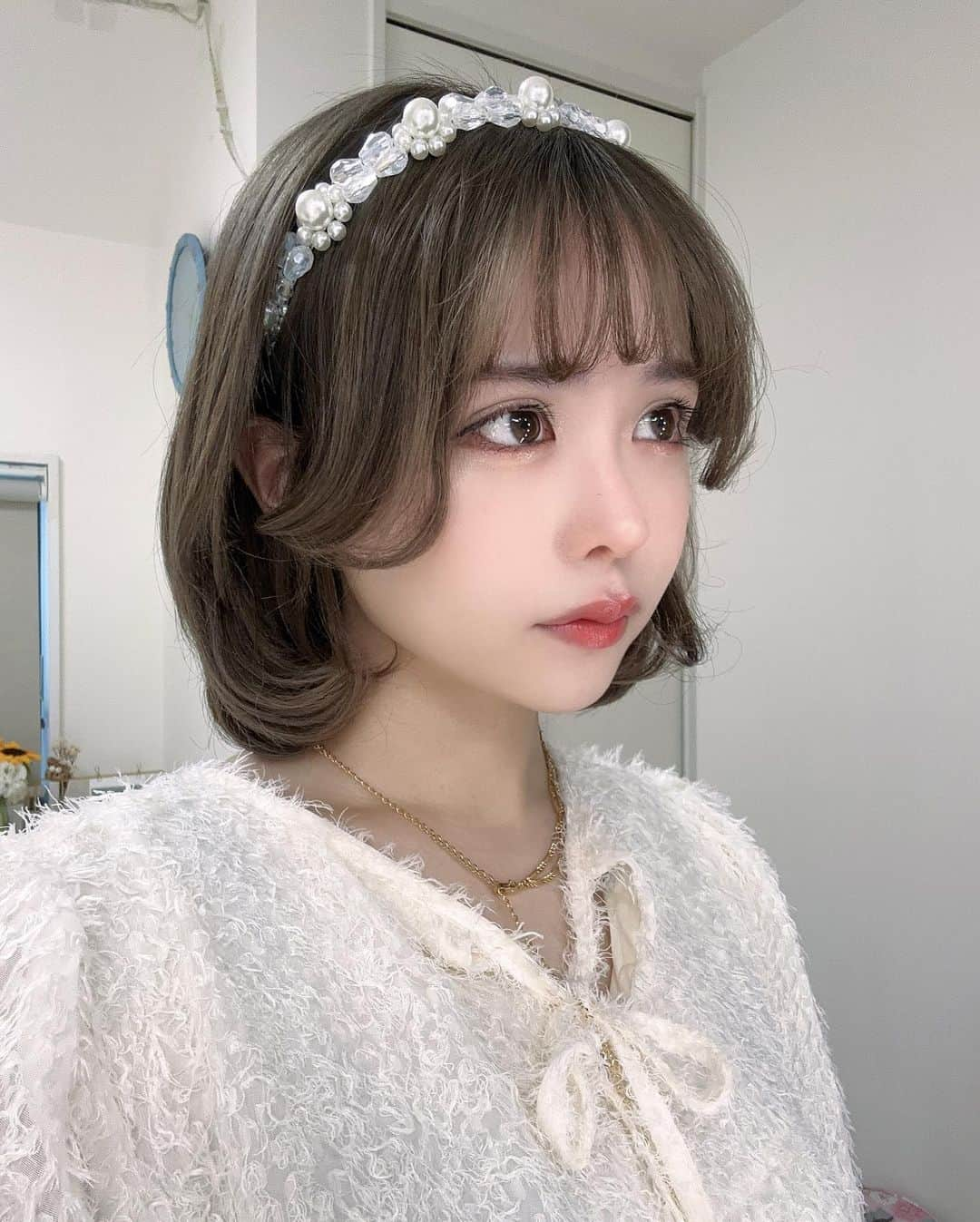 日向すずさんのインスタグラム写真 - (日向すずInstagram)「バブリーぽいヘアにしてみた♪。.:＊・゜♪。  今年もラストだね！ 今年の目標はやりたいことは"全てやる"だったと思うんだけど、ほんっとにやり切ったな！ってかんじ◎  ドラマ制作・初主催イベント・初ワンマンイベント・ブランド立ち上げなどなど◎  2023年は更なる飛躍を目指して、 "全力でやる"の年にしたいと思います❤️‍🔥  今できることを全てできる限り全力でやりたいです、そんな年にしたいです. ໋☪︎  3~4年後くらいには子供もうひとり欲しい。笑 (勝手な予定) それまではひた走る🏃‍♀️！  ネックレスは @priveve_priveve の♡⃛  前がチェーンで後ろがリボンなの！ 長さ調節できてチョーカーみたいにもつかえてかわいい໒꒱· ﾟ  カチューシャは親友が誕プレにくれた @furfur_official のきらきら⟡.·」12月31日 12時19分 - osuzudashi_