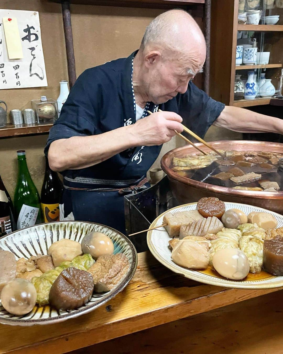 池尻和佳子さんのインスタグラム写真 - (池尻和佳子Instagram)「一年の締めに西中洲「安兵衛」さんへ。 @oden_yasubei さん、美味しいおでんを今年もありがとうございました。  銀ちゃんの23歳のお誕生日お祝いもできて幸せでした。  それにしても、おでんとジン @ooyamajin7_official 最高の組み合わせです。 また、来年も頑張れそうです。皆さま良いお年を〜🍀  #おでん安兵衛 さん#福岡市#西中洲#納会 #ごちそうさまでした #餅つき#お疲れ様でした #横浜ベイスターズ#ぎんちゃん#誕生日#おめでとう #23歳#ケーキ#ジン#大山甚七商店#鹿児島県#指宿 #ソーダ割り#相性#jin7#最高#2022年#締め #ありがとうございました#2次会#スナック」12月31日 13時03分 - wakako_ikejiri_rkb