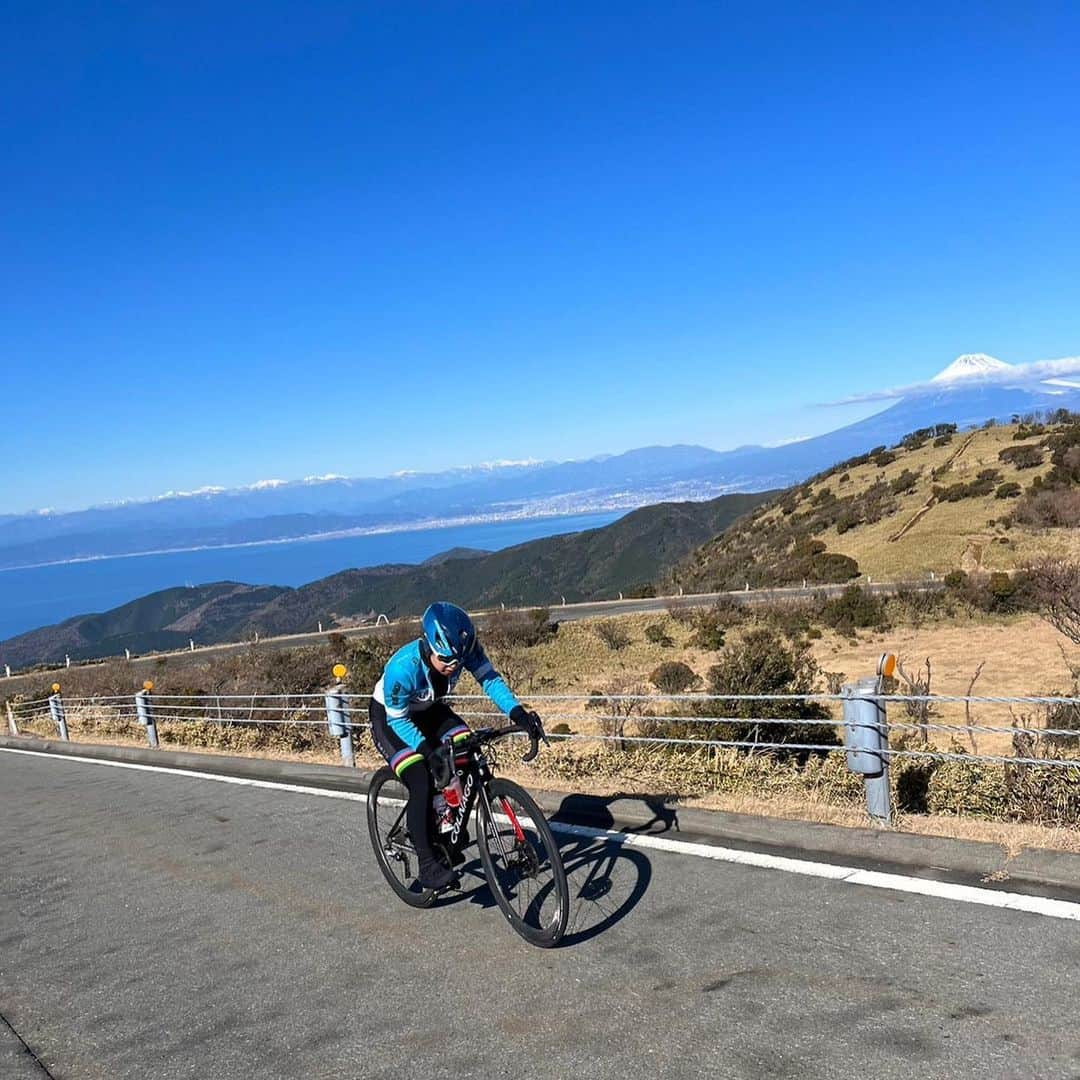 梶原悠未さんのインスタグラム写真 - (梶原悠未Instagram)「トレーニング納め！ 富士山🗻も駿河湾🌊もきれいでした☺️  ボトルは写真のように横から飲みます！ 走りながらも、前を見ながら飲むためです🍼  今年も一年ありがとうございました！ 来年はパリオリンピックに向けた 出場枠獲得のための大会が始まります。  今年を振り返ると、"挑"む という一字が思い浮かびます。  ヨーロッパのロードレースに挑戦したり、 大学教員として講義に挑戦したり、 高地トレーニングに挑戦したり、 英会話に挑戦したり、 様々なことに挑みました。  挑戦し、充実した一年を過ごせたのも、 ひとえに皆様のサポートのおかげです。  プライベートでは、新たな出会いもあり、 幸せを感じる瞬間が多くありました。  そして、来年は、"新"という漢字に したいと思います。 新しい気持ちで、今年挑んだことを 新しい形にできるよう、 さらなる飛躍の一年にします。  今後とも応援よろしくお願いいたします。  #TEAMYumi #光英科学研究所  #石心会  #日本ウェルネススポーツ大学 #OGKKABUTO  #BIORACER #CRAFT #CWX」12月31日 13時59分 - yumi_kajihara