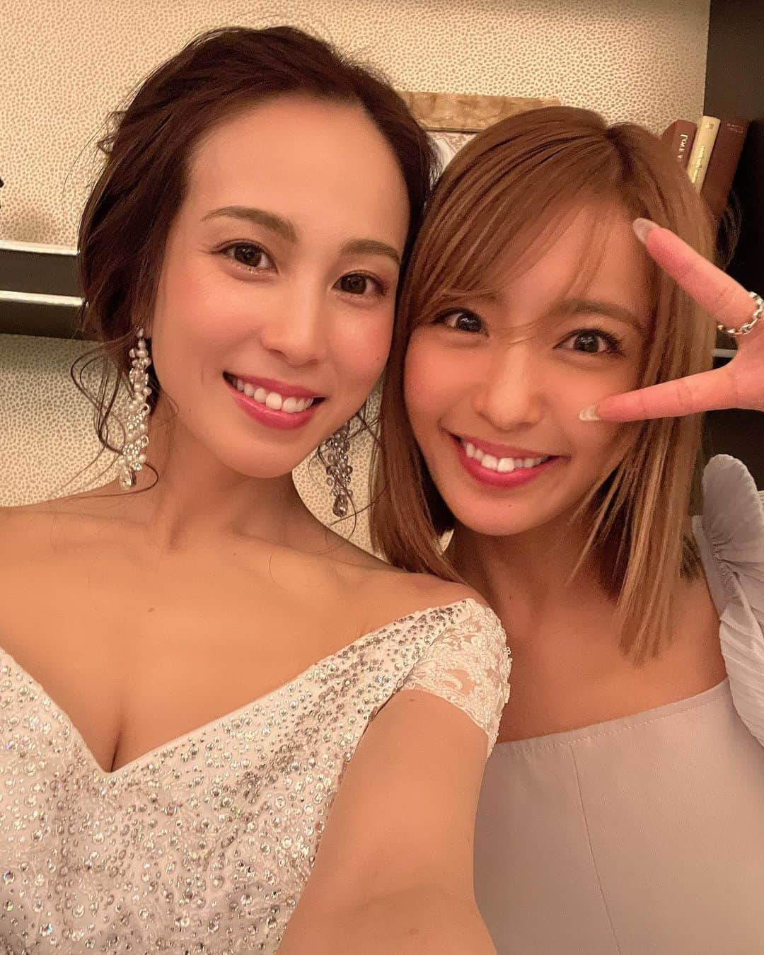 犬童美乃梨さんのインスタグラム写真 - (犬童美乃梨Instagram)「来てくれてありがとう🥺 言い合いとか喧嘩とかぶつかり合うことたくさんあったけどすぐ仲直りするよね、笑 こうしてずっと友だちでいられてることに感謝してる💐 ありがとう💓 りなちゃんが大阪から東京通ってた頃が懐かしい🥹笑 . . . #みのりな #結婚式 #ウェディング #表参道」12月31日 14時40分 - minudo