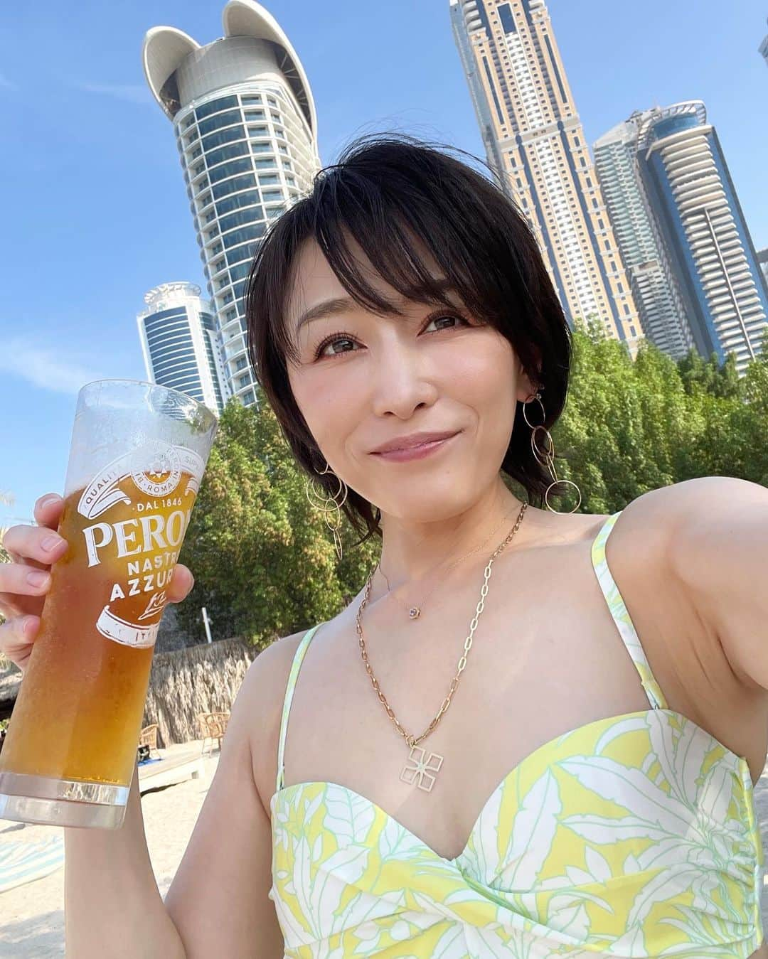 杏さゆりさんのインスタグラム写真 - (杏さゆりInstagram)「2022年も応援ありがとうございました🥰🥰🥰 2023年も私らしく楽しく頑張って邁進していきたいと思います🙌✨ ドバイでビーチへ行った時の写真で今年最後の？投稿😂 もはや黒髪が懐かしいwww 来年もよろしくお願いします🙏❤️ 皆様良いお年を〜✨✨✨ . Thank you for your support in 2022🥰🥰🥰  In 2023, I would like to have fun and push forward in my own way🙌✨  Last post of the year with a picture from when I went to the beach in Dubai😂  I miss black hair lol  Hope to see you next year 🙏❤️  Happy new year to all of you ~ ✨✨✨ . #ドバイ #dubai  #杏さゆり #SayuriAnzu」12月31日 16時45分 - anzu_sayuri_official