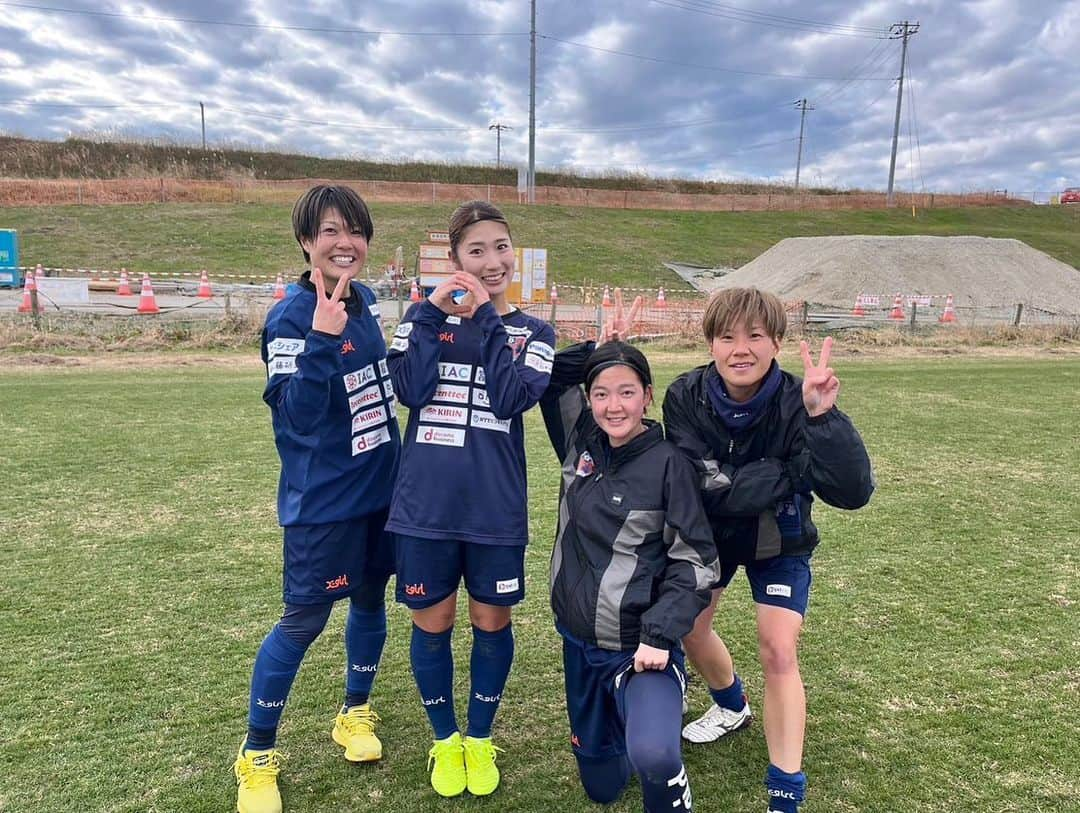 仲田歩夢さんのインスタグラム写真 - (仲田歩夢Instagram)「. . 大晦日！蹴り納めしてきました🫡⚽️ . 2022年 皆さんに支えられて、背中を押されて どんな時も踏ん張れました。頑張れました。 本当にありがとうございました！ . そして、わたしに関わるみんな 応援してくれている皆さんのおかげで とても充実した1年になりました！ . 2023年もハッピーな年にします😚❤️‍🔥 いっぱい笑うぞ！いっぱい笑おうね！！！🫰🏻 . 最後に､､皆さん！ 良いお年をお迎えくださいね🙂💫 .  #ところで皆さん今日はなに食べるの〜❔  #皆さんは食べるより飲むぞって感じかなあ🤭笑  #わたしは蟹をたらふく食べますよ🦀🦀🦀  #もちろん年越し蕎麦も準備万端です🫰🏻  #仲田歩夢  #WEリーグ  #WEリーグカップ  #YogiboWEリーグ  #大宮アルディージャ  #ardija  #大宮アルディージャVENTUS」12月31日 16時53分 - ayu_nakada_13