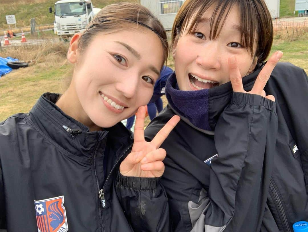 仲田歩夢さんのインスタグラム写真 - (仲田歩夢Instagram)「. . 大晦日！蹴り納めしてきました🫡⚽️ . 2022年 皆さんに支えられて、背中を押されて どんな時も踏ん張れました。頑張れました。 本当にありがとうございました！ . そして、わたしに関わるみんな 応援してくれている皆さんのおかげで とても充実した1年になりました！ . 2023年もハッピーな年にします😚❤️‍🔥 いっぱい笑うぞ！いっぱい笑おうね！！！🫰🏻 . 最後に､､皆さん！ 良いお年をお迎えくださいね🙂💫 .  #ところで皆さん今日はなに食べるの〜❔  #皆さんは食べるより飲むぞって感じかなあ🤭笑  #わたしは蟹をたらふく食べますよ🦀🦀🦀  #もちろん年越し蕎麦も準備万端です🫰🏻  #仲田歩夢  #WEリーグ  #WEリーグカップ  #YogiboWEリーグ  #大宮アルディージャ  #ardija  #大宮アルディージャVENTUS」12月31日 16時53分 - ayu_nakada_13