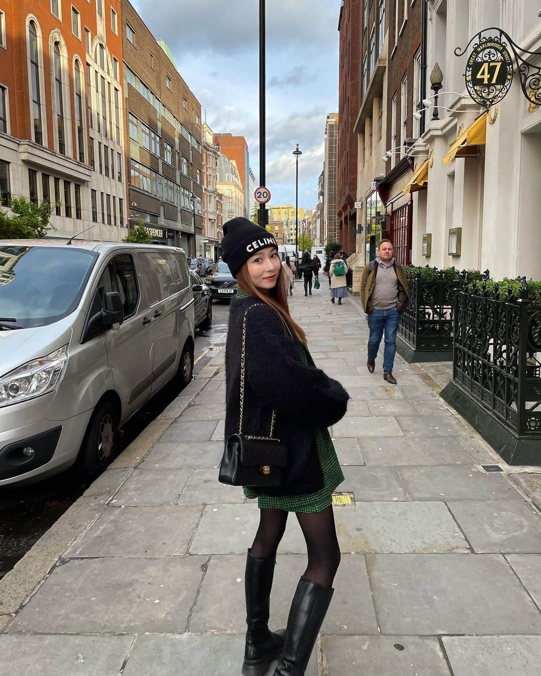 丹羽仁希さんのインスタグラム写真 - (丹羽仁希Instagram)「London🇬🇧🖤  2022年もありがとうございました♡ 来年は少しでも時差投稿を減らせるよう頑張ります🤣　 皆さま、良いお年を♡」12月31日 17時02分 - __niki22