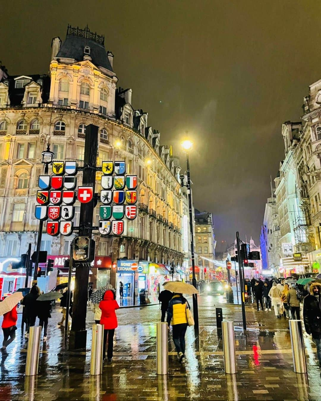 丹羽仁希さんのインスタグラム写真 - (丹羽仁希Instagram)「London🇬🇧🖤  2022年もありがとうございました♡ 来年は少しでも時差投稿を減らせるよう頑張ります🤣　 皆さま、良いお年を♡」12月31日 17時02分 - __niki22