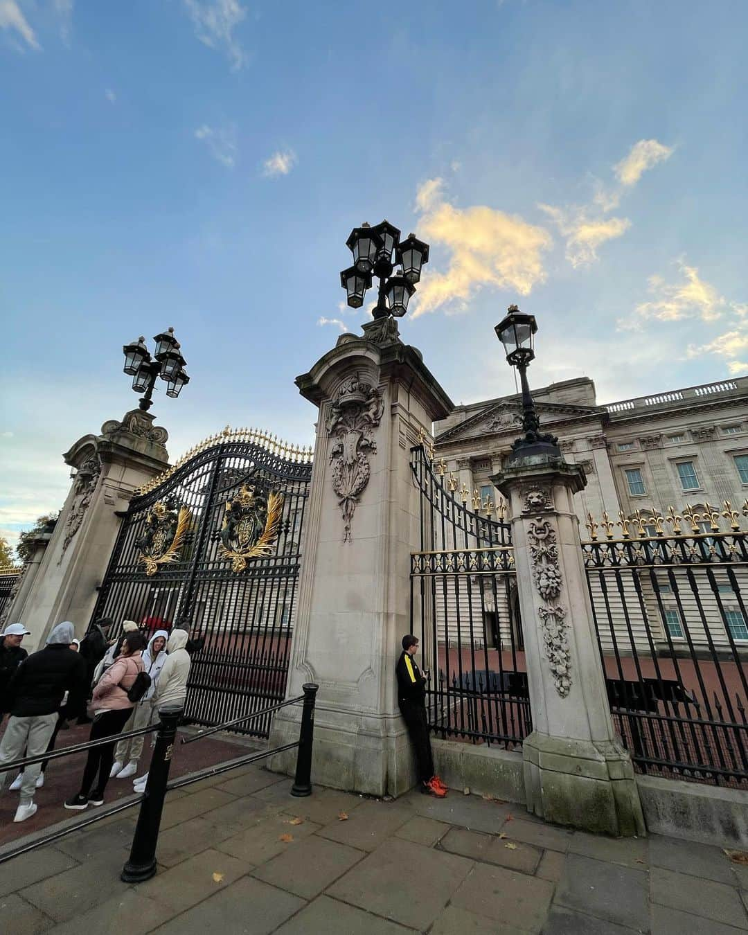 丹羽仁希さんのインスタグラム写真 - (丹羽仁希Instagram)「London🇬🇧🖤  2022年もありがとうございました♡ 来年は少しでも時差投稿を減らせるよう頑張ります🤣　 皆さま、良いお年を♡」12月31日 17時02分 - __niki22