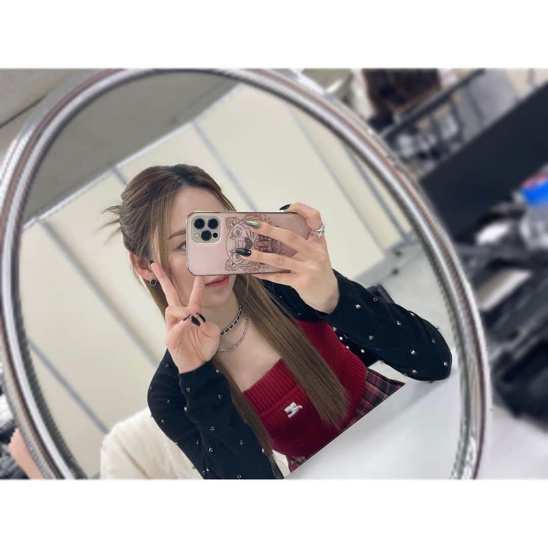 NiziUさんのインスタグラム写真 - (NiziUInstagram)「レコード大賞✌️🫶✌️✌️ 레코드 대상✌️🫶✌️✌️  #🐣」12月31日 17時51分 - niziu_artist_official