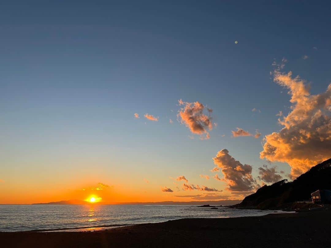 佐々木志織さんのインスタグラム写真 - (佐々木志織Instagram)「🎄🌊 .  天気も良くて暑いくらいの 最高だった12/25  .  #海#鎌倉#由比ヶ浜#材木座#森戸#逗子#素敵女子#BBQ#sup#surfing#自然#神奈川#横須賀#三浦海岸#水着#小麦肌#日焼け#ビキニ海#美ボディ#健康美#高身長女子#ビジョビ#トレーニング#ジム#トレーニング女子#フィットネス#sea#ocean#Xmas#Christmas」12月31日 18時17分 - shiorio118
