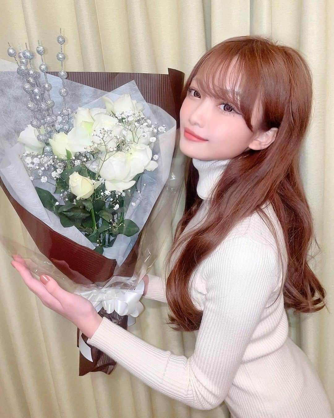 中原鈴奈さんのインスタグラム写真 - (中原鈴奈Instagram)「2022年も残りわずか👏 今年一年ありがとうございました🥰 皆さま良いお年をお過ごし下さい🎍✨  来年もどうぞ宜しくお願いします🫶 ・ ・ ・ #2022 #良いお年を #感謝  #花束 #ootd #countdown #thankyou #instagood #likesforlike #love #좋아요 #셀피 #오오티디」12月31日 21時18分 - rinrin1228_