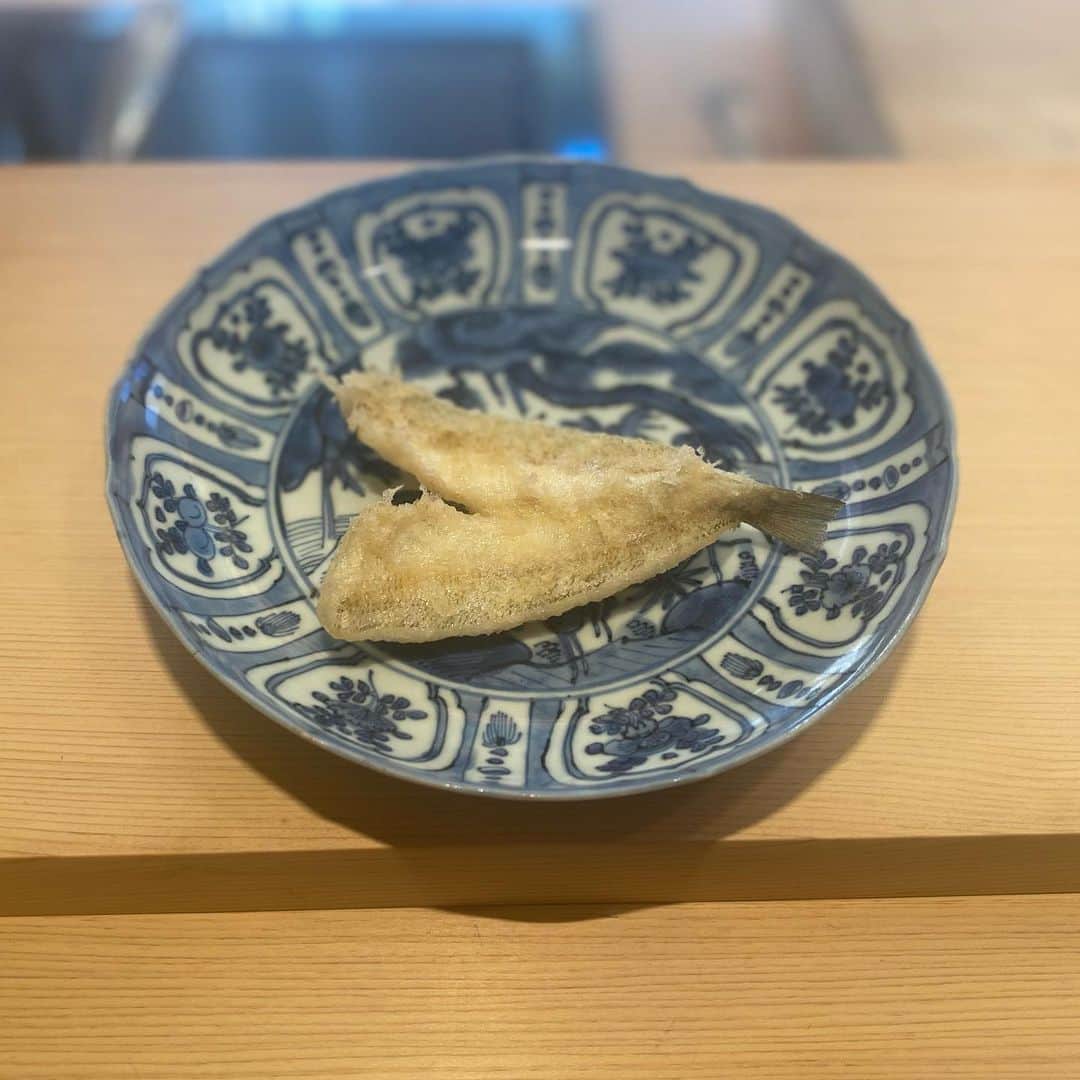 モラレスしれなさんのインスタグラム写真 - (モラレスしれなInstagram)「📍成生 神社の敷地内ってだけで素敵すぎるけど 地産地消にこだわった厳選された食材を 贅沢に頂きました🥹 空間、食材を切る音、揚げてる音、 全てが心地いいദി ᷇ᵕ ᷆   天ぷらを食べるためだけに静岡まで来てよかった♡  2023年はグルメで沢山お仕事できるように頑張る  #成生 #天ぷら成生 #静岡 #gourmet #静岡グルメ #予約困難店 #東京カレンダー #食べログ #食べログ百名店 #グルメ好きな人と繋がりたい」12月31日 21時46分 - keinarosario