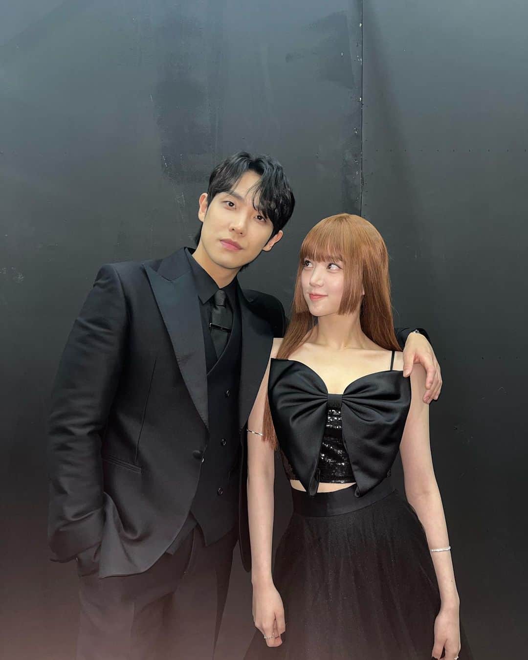 イ・ユビさんのインスタグラム写真 - (イ・ユビInstagram)「🖤  1년동안 재밌는 드라마 만들어주신 모든 스탭분들 감사드려요 👏🏻 내년엔 7인이온당>_< 해삐뉴이어 😈🥳 #sbs연기대상 #7인의탈출 #준오빠왜인스타안해」12月31日 22時26分 - yubi_190