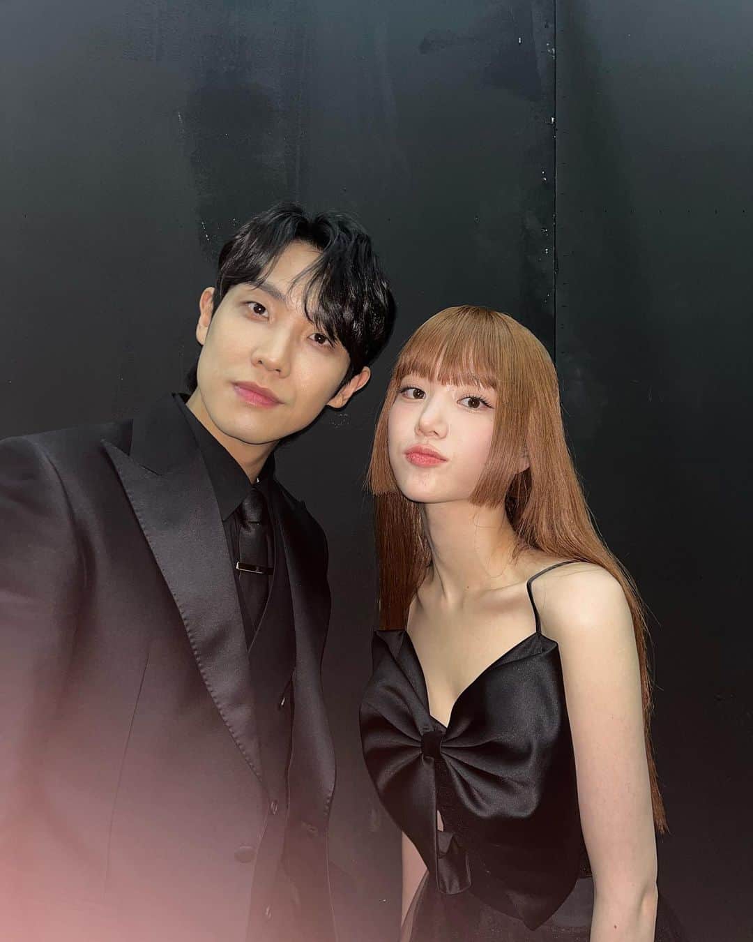 イ・ユビさんのインスタグラム写真 - (イ・ユビInstagram)「🖤  1년동안 재밌는 드라마 만들어주신 모든 스탭분들 감사드려요 👏🏻 내년엔 7인이온당>_< 해삐뉴이어 😈🥳 #sbs연기대상 #7인의탈출 #준오빠왜인스타안해」12月31日 22時26分 - yubi_190