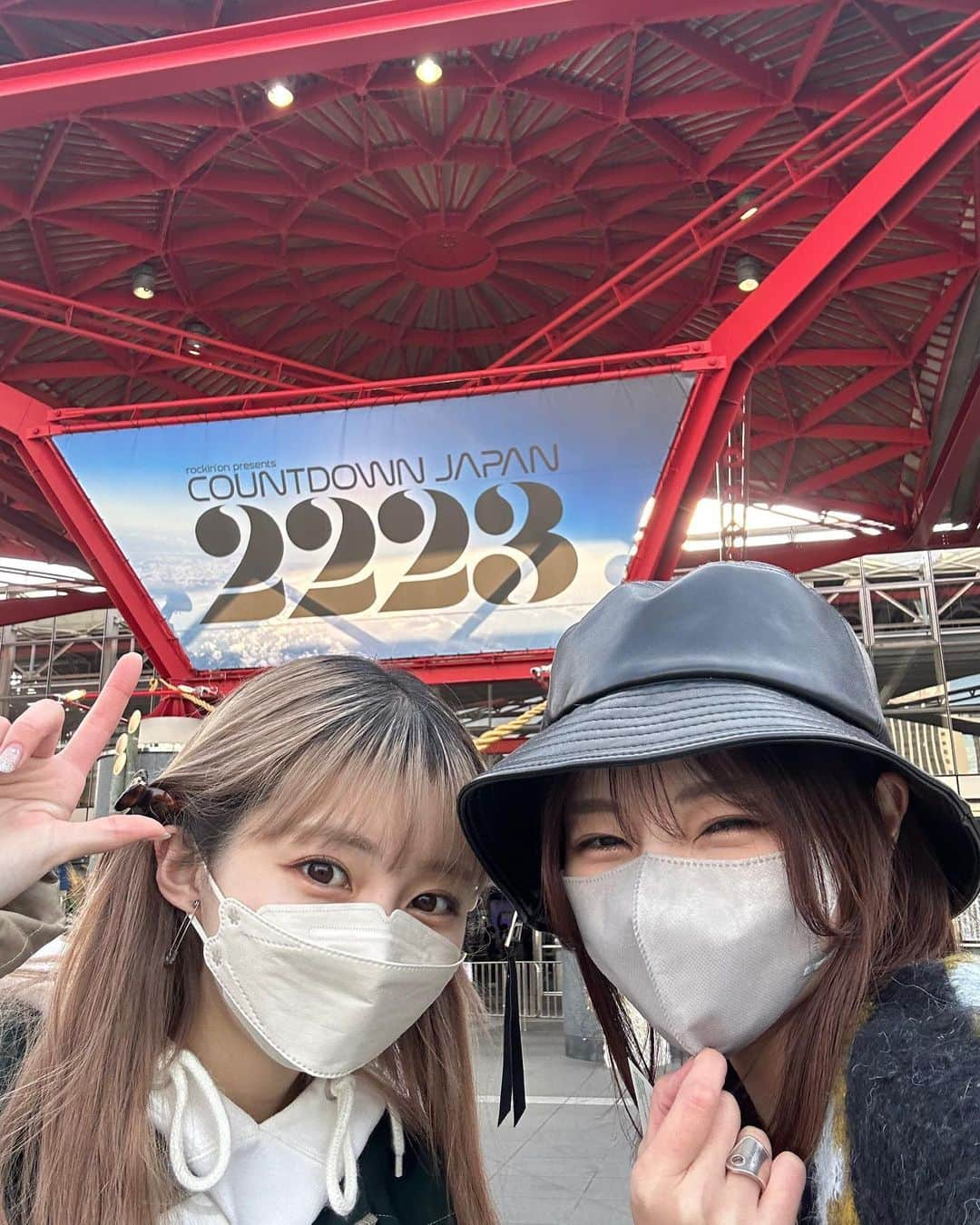 山内あいなさんのインスタグラム写真 - (山内あいなInstagram)「2022年。 大切なメンバーと共に株式会社SAYN  @sayn_inc を設立して色んなお仕事を経験したり、  妹とARTに特化したChapter shop  @chapter.__official を開設し、 念願のアトリエも叶いました🖼🏠  個人では初の単独個展と、 ポップアップストアも開催でき 制作の1年でもありました🎨  プライベートではドライブをすることが増えて、 より自立した女性に近づけたかな✨ カーセンサーも変わらずお世話になってます🚗  来年も叶えたいことがたくさんあり、 近々お知らせもできるように頑張ります✨  音楽はお休み中ですが、 ライブはいつだって最高！！！！！！！！ CDJ、良い年納めでした😌✨  この1年本当にありがとうございました。 そして2023年もよろしくお願いします❤️‍🔥  2022.12.31 山内あいな  #cdj」12月31日 22時39分 - ainayamauchi3131