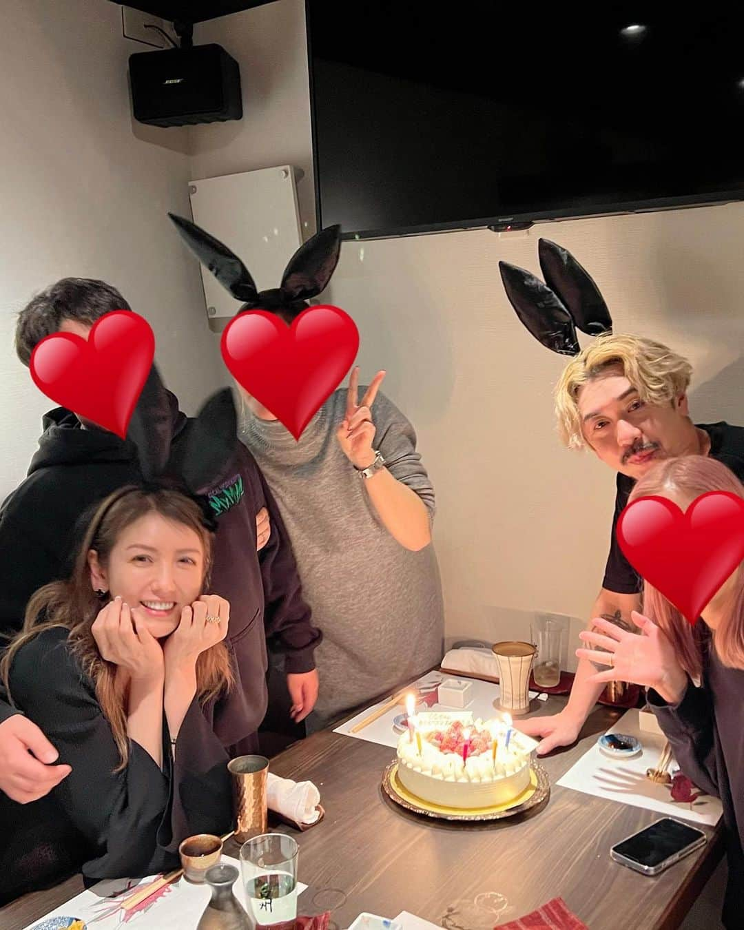 美香さんのインスタグラム写真 - (美香Instagram)「HAPPY NEW YEAR ２０２３年🐰💗💗💗💗💗  わたし。息子。てるさま。 年女、年男です🐰💗  初めましてな私の10代からの悪友も交えて みんなで楽しい大晦日🌙✨  てるさま。カミカリスマ４年連続おめでとうー🎉 悪友。お誕生日おめでとう🎂  いつも応援してくださる皆さま ２０２３年もよろしくお願いいたします💗💗💗💗💗」1月1日 0時09分 - mikaofficial99