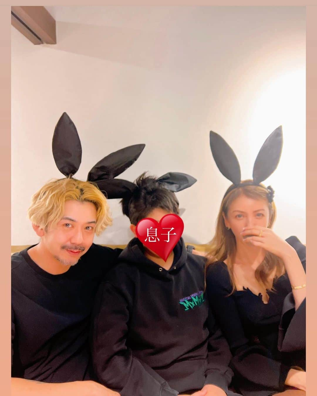 美香さんのインスタグラム写真 - (美香Instagram)「HAPPY NEW YEAR ２０２３年🐰💗💗💗💗💗  わたし。息子。てるさま。 年女、年男です🐰💗  初めましてな私の10代からの悪友も交えて みんなで楽しい大晦日🌙✨  てるさま。カミカリスマ４年連続おめでとうー🎉 悪友。お誕生日おめでとう🎂  いつも応援してくださる皆さま ２０２３年もよろしくお願いいたします💗💗💗💗💗」1月1日 0時09分 - mikaofficial99