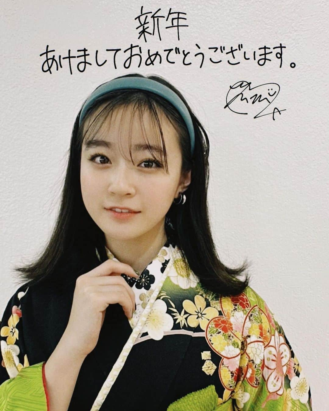 足川結珠さんのインスタグラム写真 - (足川結珠Instagram)「︎︎ みなさん、 あけましておめでとうございます。 2023年も良い年になりますように🐰  #2023年も足川パワー届けるよ 🧡 #字書くの難しかった #足川結珠」1月1日 0時26分 - yuzu_ashikawa1222official