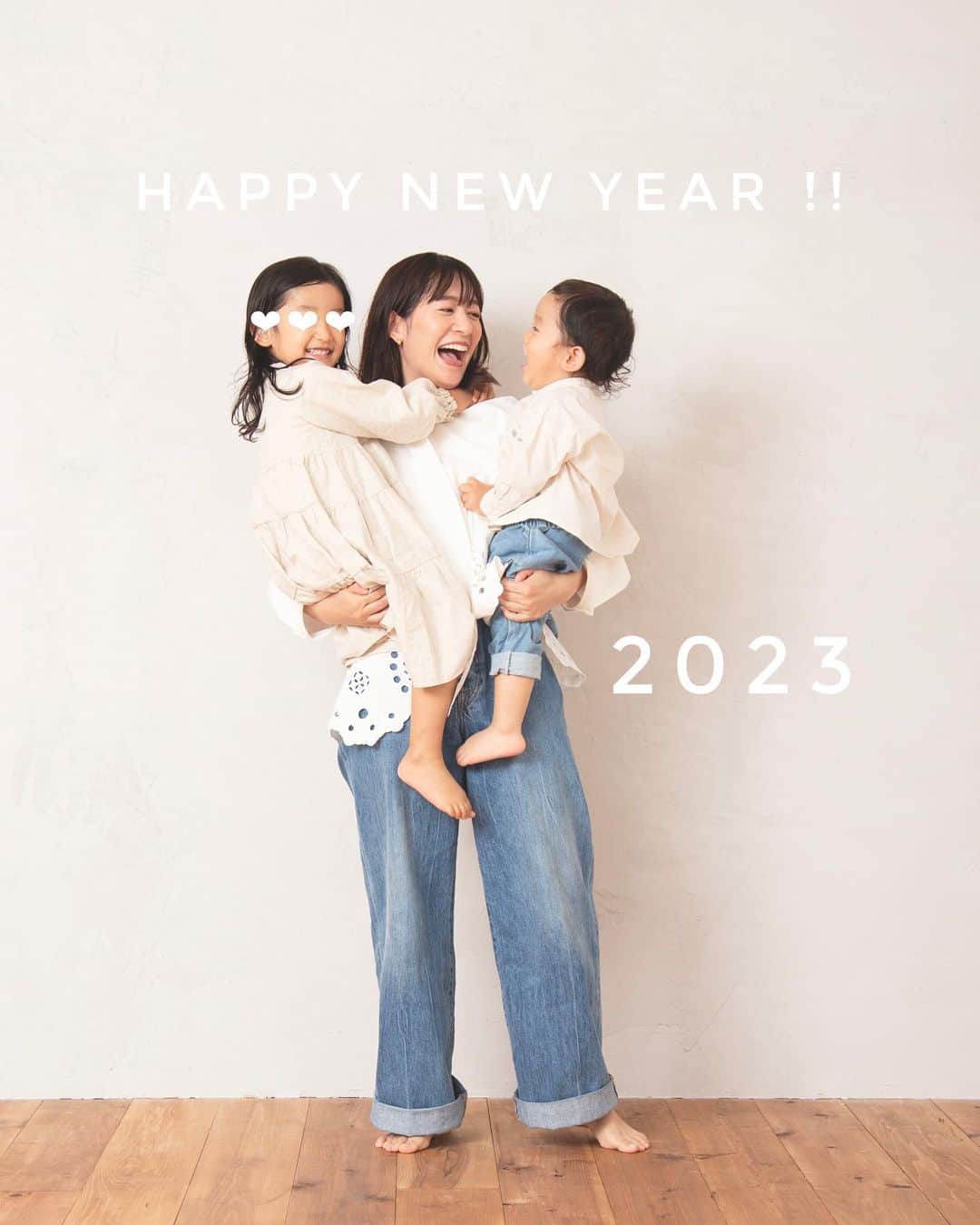 吉田明世さんのインスタグラム写真 - (吉田明世Instagram)「あけましておめでとうございます！  目覚めの開口一番、 『まま、おとなりおーいーで？』 と息子に甘いお誘いをいただいた 幸せな元旦でございます🌅  2023年もみなさまにとって 幸多き一年となりますように！  今年もよろしくお願いします😊  #あけましておめでとうございます #2023年  #今年もよろしくお願いします  娘 one-piece @fith_official   息子 tops @fith_official  pants @bonton_jp   私 tops @jilsander  pants @therow  @maisontherow  @therowcollection  #fith #bonton #therow #maisontherow #therow #therowcollection #jilsander #fishphoto55 #familyphotography #family」1月1日 7時43分 - akiyo0414