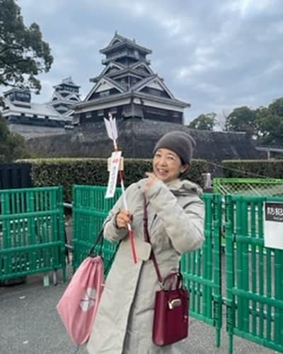 宮崎美子さんのインスタグラム写真 - (宮崎美子Instagram)「皆さま、明けましておめでとうございます。  故郷熊本にて加藤神社に、夜明け前に参拝。近くに居た女性に撮ってもらいました。 主役はお城だから！と言ってるところ。  #初詣 #熊本 #加藤神社 #熊本城 #本年もよろしくお願いします」1月1日 9時31分 - miyazakiyoshiko.official