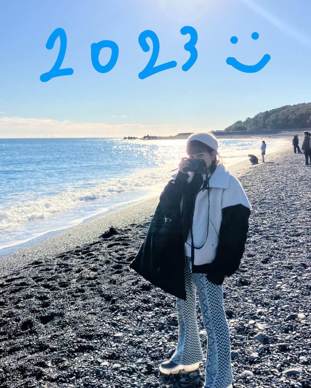 中川絵美里さんのインスタグラム写真 - (中川絵美里Instagram)「🎍  新年明けましておめでとうございます。  健康で、自分らしく頑張る1年にしたいです。 皆さまもお元気で過ごせますように！  愛する地元で愛する友人たちが撮ってくれました。 いつでも最高なみんなに感謝です☺️🤝  今月で上京して丸10年、精進します！ よろしくお願いいたします。  #2023」1月1日 10時27分 - emiri_nakagawa