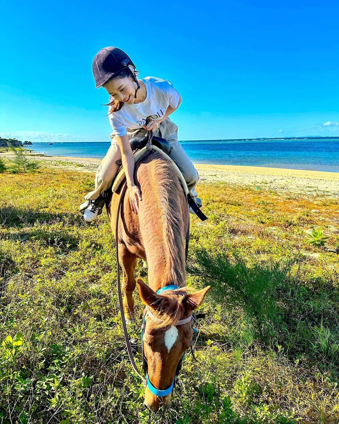 石井里奈さんのインスタグラム写真 - (石井里奈Instagram)「あけましておめでとうございます🎍今年もよろしくお願いします💕 . 2023年、馬に乗って駆け走るように躍進していきたいと思います🐎✨ . 新年に投稿したいと思ってとっていた星のや沖縄での乗馬体験の写真📸一生の思い出になりました💓 (馬には懐いて貰えた🐱(笑)) レジェンドバタフライの予告見てたから濃姫の気分でした🤭笑 . 今年はどんな1年になるのかなぁ！ 今から楽しみです🤗 今日は一日ゆっくり過ごします🎍 格付けたのしみだな🫣💓 . #happynewyear #あけましておめでとうございます #謹賀新年 #乗馬 #馬 #乗馬女子  #レジェバタ #星のや沖縄 #horseriding #horse」1月1日 10時42分 - ri7tin1025