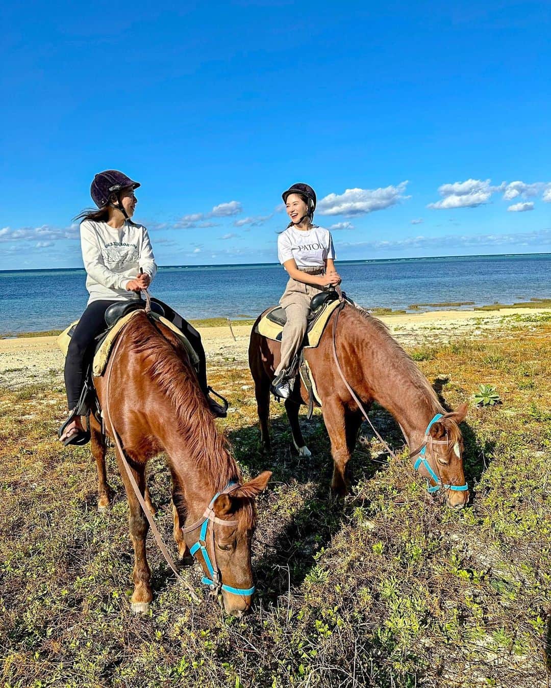 石井里奈さんのインスタグラム写真 - (石井里奈Instagram)「あけましておめでとうございます🎍今年もよろしくお願いします💕 . 2023年、馬に乗って駆け走るように躍進していきたいと思います🐎✨ . 新年に投稿したいと思ってとっていた星のや沖縄での乗馬体験の写真📸一生の思い出になりました💓 (馬には懐いて貰えた🐱(笑)) レジェンドバタフライの予告見てたから濃姫の気分でした🤭笑 . 今年はどんな1年になるのかなぁ！ 今から楽しみです🤗 今日は一日ゆっくり過ごします🎍 格付けたのしみだな🫣💓 . #happynewyear #あけましておめでとうございます #謹賀新年 #乗馬 #馬 #乗馬女子  #レジェバタ #星のや沖縄 #horseriding #horse」1月1日 10時42分 - ri7tin1025