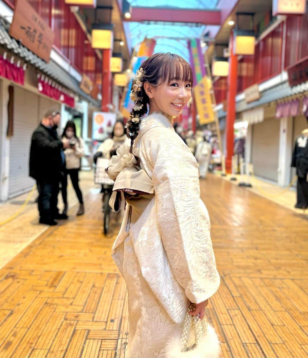 島川未有さんのインスタグラム写真 - (島川未有Instagram)「2023年に突入しましたね。 年末は、数年ぶりに東京に遊びに行きました☺️ 浅草でオシャレに着付けてもらった着物。いつも鮮やかな着物を着ることが多いんですが、白で統一にしてみました🙈 このピュアなコーデは若干年甲斐もない感は否めませんが…着たい物を着るチャレンジ！笑💪🏻 今年は、良い意味で人の目や小さいこと気にせず、やりたいことをやる！自由な精神を持って行動していこうと思います。  コロナ禍に入ってからずっと旅行を我慢し続けてきました。行かないと、じっとしてることに慣れてしまいますが、やっぱりどこかに行って新しい経験をすることは刺激になるし、自分の引き出しが豊かになります。  今年こそは色んな所に行きたい💪🏻 遊ぶぞ、2023年！ 今年も宜しくお願いします🙏  #浅草映えスポット#浅草スポット#浅草#浅草着物レンタル#浅草着物#浅草#浅草#東京観光#ootd#着物コーディネート#着物ヘアアレンジ#大正ロマン#大正ロマン着物」1月1日 11時09分 - miyu_shimakawa