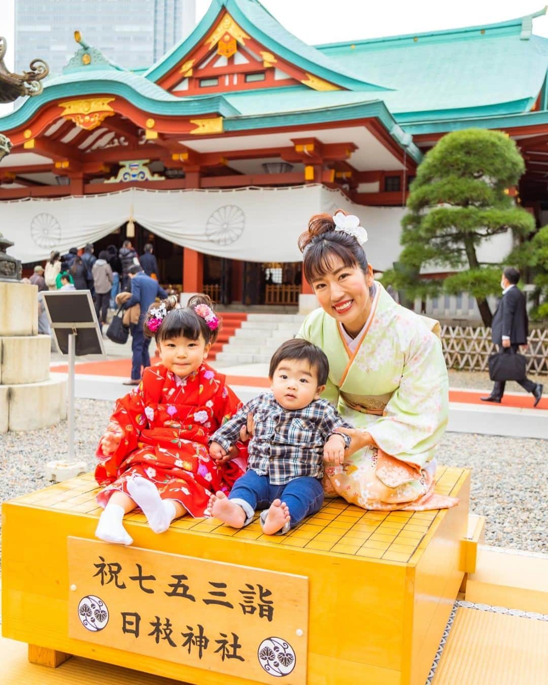 庄司ゆうこさんのインスタグラム写真 - (庄司ゆうこInstagram)「明けましておめでとうございます🎈🎊今年も宜しくお願いします🧡今年のお節はよく行くお鮨屋さんのお節❣️お鮨屋さんのお節は初めてでしたがめちゃくちゃ美味しかった🤗朝6時半に起きて初日の出も見て富士山も見れて2023年いい事たくさんおきそうな予感💕 皆様にとっても最高の1年になりますように✨🥰 #明けましておめでとうございます #今年も宜しくお願いします#謹賀新年#2023#happynewyear #七五三#日枝神社#ご祈祷」1月1日 11時32分 - yuko.shoji