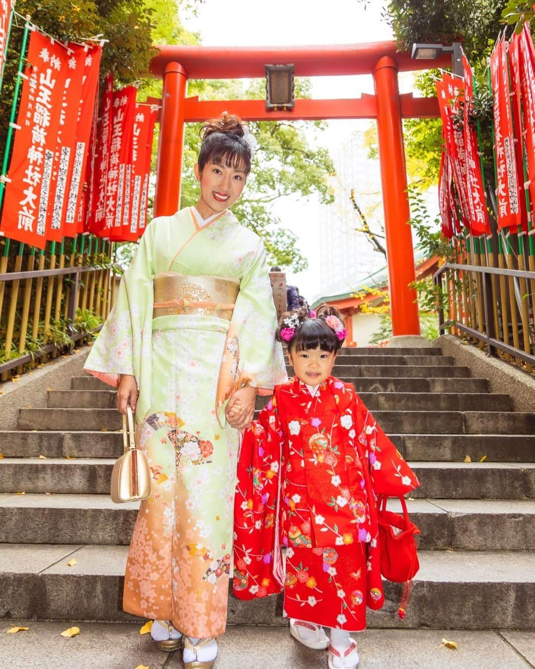 庄司ゆうこさんのインスタグラム写真 - (庄司ゆうこInstagram)「明けましておめでとうございます🎈🎊今年も宜しくお願いします🧡今年のお節はよく行くお鮨屋さんのお節❣️お鮨屋さんのお節は初めてでしたがめちゃくちゃ美味しかった🤗朝6時半に起きて初日の出も見て富士山も見れて2023年いい事たくさんおきそうな予感💕 皆様にとっても最高の1年になりますように✨🥰 #明けましておめでとうございます #今年も宜しくお願いします#謹賀新年#2023#happynewyear #七五三#日枝神社#ご祈祷」1月1日 11時32分 - yuko.shoji