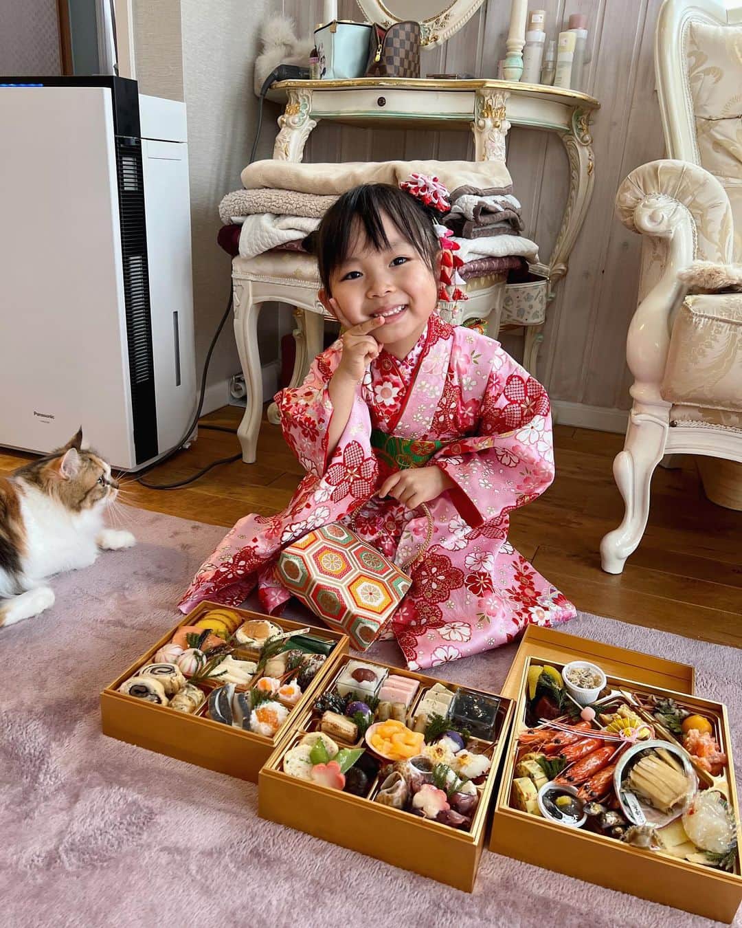 マンチカンのココ王子さんのインスタグラム写真 - (マンチカンのココ王子Instagram)「あけましておめでとうございます⛩🎍✨ 本年もどうぞ宜しくお願いいたします！ 皆さまにとって、笑顔溢れる1年となりますように✨  ⁡ ⁡ ⁡Happy new year! May this be a happy and fruitful year.  ⁡My daughter in kimono with Anzu. ⁡We had "Osechi" traditional foods which are eaten by a lot of Japanese on New Year’s Day. ⁡ ⁡ ⁡ ⁡ お着物がちょっと怖かったみたいで じゃらしフリフリしてもちゅーる出しても 寄って来たのはあんずちゃんだけでした☺️☺️  ⁡ ⁡#ミヌエット#マンチカン#猫#catofig#猫とお正月#お正月#猫正月#happynewyearcat」1月1日 15時09分 - cocolog_cat