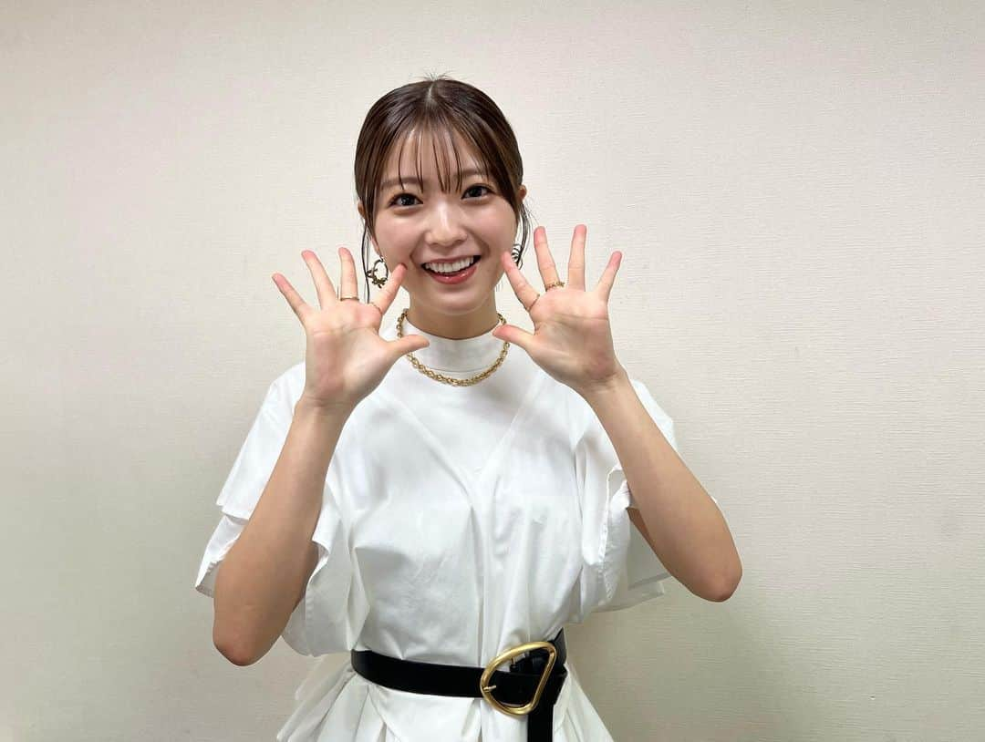 工藤美桜さんのインスタグラム写真 - (工藤美桜Instagram)「爆笑ヒットパレードありがとうございました！ 2023年もよろしくお願い致します🐇 23歳がします、23年ポーズ！」1月1日 16時00分 - mmio_kudo