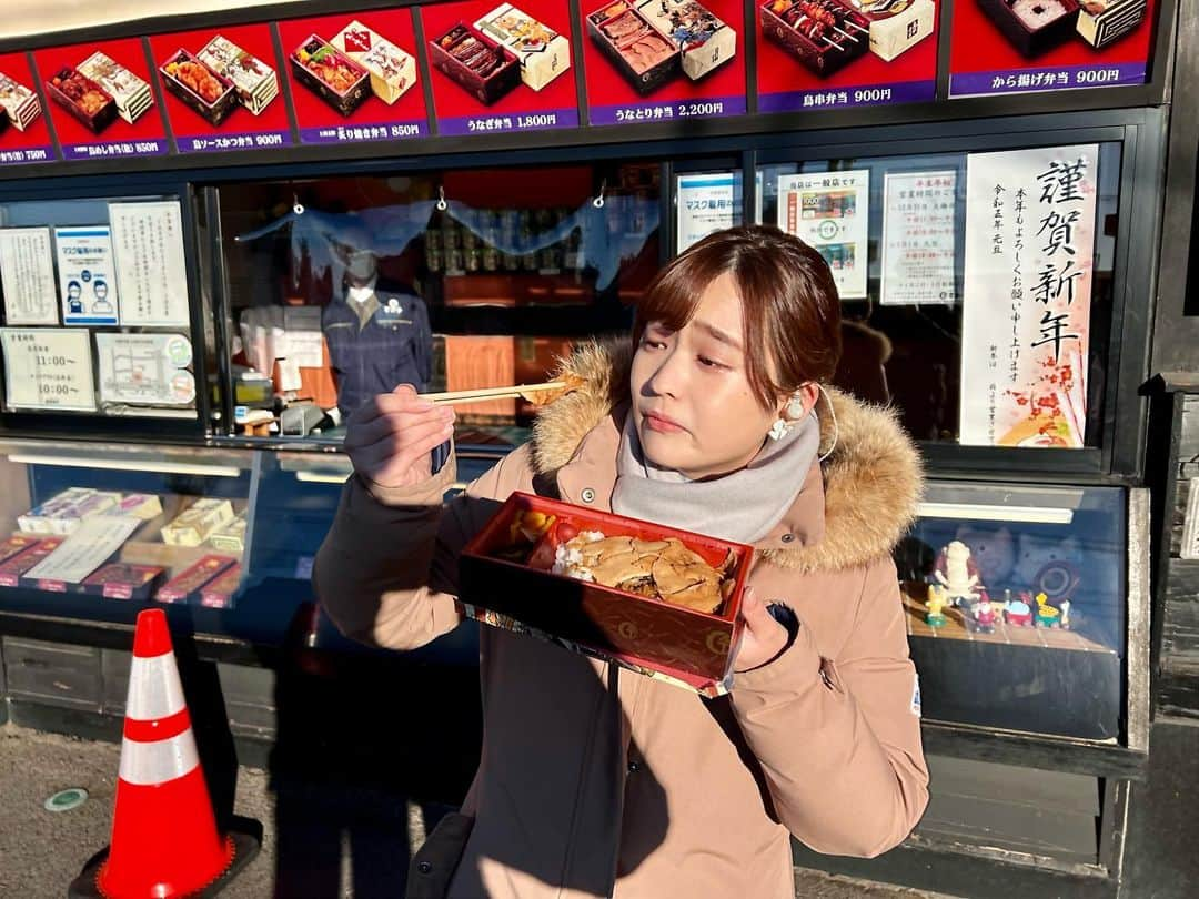 篠原梨菜さんのインスタグラム写真 - (篠原梨菜Instagram)「#ニューイヤー駅伝 選手の皆様、関係者の皆様 感動をありがとうございました！ 公田中継所と桐生中継所からリポートやインタビューを担当しました。 お声がけいただいた皆様もありがとうございました！  公田中継所がある登利平南部店にて、 直前枠の中継で頂きました😋 登利平さんの鳥めし竹弁当！ 白いご飯にスライスした柔らかい鶏むね肉をのせ。秘伝のタレを満遍なくまぶした一品！ レシピは企業秘密のタレがご飯に合う！！鶏むね肉はさっぱり柔らか！ 群馬の宝ですね😋  #登利平  #tbs」1月1日 16時06分 - shinorinatbs