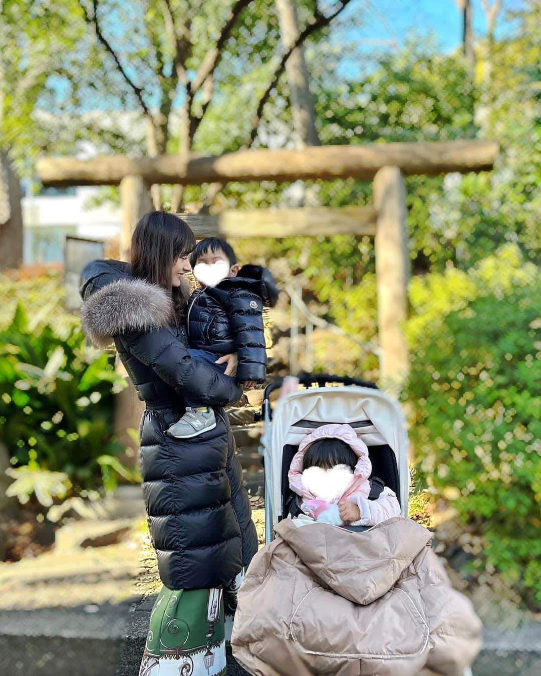 加藤瑠美さんのインスタグラム写真 - (加藤瑠美Instagram)「あけましておめでとうございます🎍✨ 近くの神社へ初詣⛩ 今年も皆笑顔で過ごせますように👨‍👩‍👧‍👦❤️  #happynewyear#happynewyear2023#あけましておめでとうございます#謹賀新年」1月1日 17時07分 - katorubi