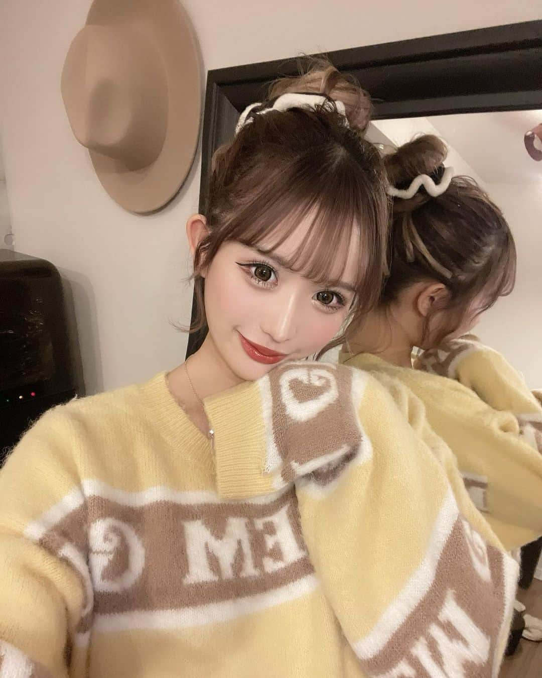 伊藤桃々さんのインスタグラム写真 - (伊藤桃々Instagram)「あけおめ💛 今年も仲良くしてね🐤 私のラッキーカラーのニット🫶  素敵な1年にしよう〜🥰❤️  #elfsack」1月1日 17時33分 - __peachstagram__